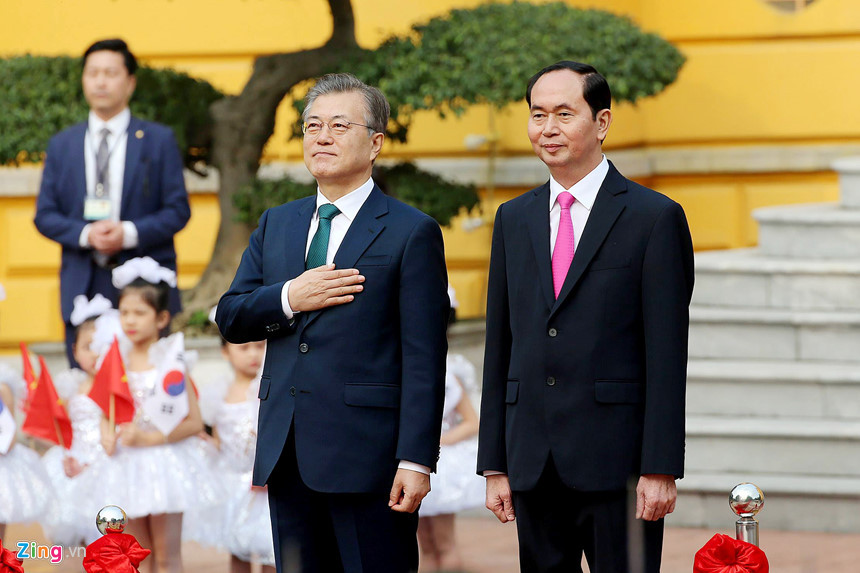 Lễ đón chính thức Tổng thống Hàn Quốc Moon Jae In diễn ra sáng 23/3 tại Phủ Chủ tịch, do Chủ tịch nước Trần Đại Quang chủ trì.