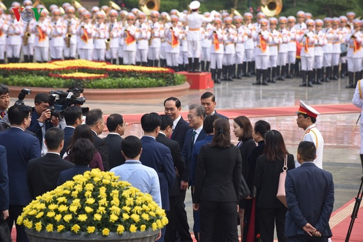 Chủ tịch nước Trần Đại Quang giới thiệu các quan chức Việt Nam tham gia lễ đón Tổng  thống Moon Jae-in. 