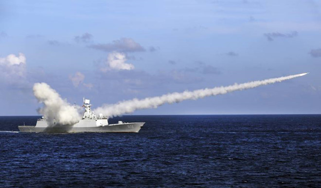  Tàu khu trục Vận Thành của hải quân Trung Quốc diễn tập tại khu vực gần đảo Hải Nam hồi tháng 7/2016. Ảnh: AP.