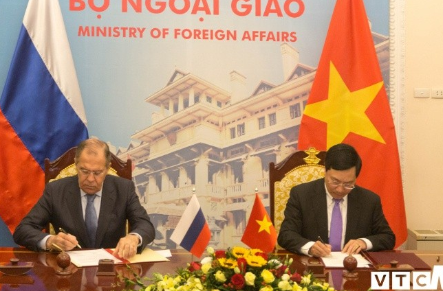 Phó Thủ tướng Phạm Bình Minh và Ngoại trưởng Nga Sergey Lavrov ký kết văn kiện. Ảnh: VTC News