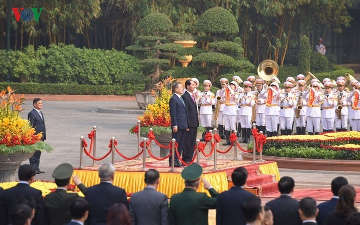 Chủ tịch nước Trần Đại Quang và Tổng thống Hàn Quốc Moon Jae-in làm lễ chào cờ. 