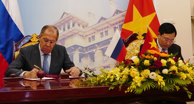 Ngoại trưởng Nga Sergei Lavrov và Phó Thủ tướng, Bộ trưởng Bộ Ngoại giao Phạm Bình Minh ký Kế hoạch hợp tác 2019-2020.