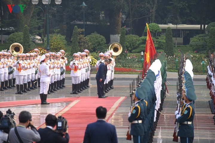 Chủ tịch nước Trần Đại Quang và Tổng thống Hàn Quốc Moon Jae-in duyệt đội danh dự. 