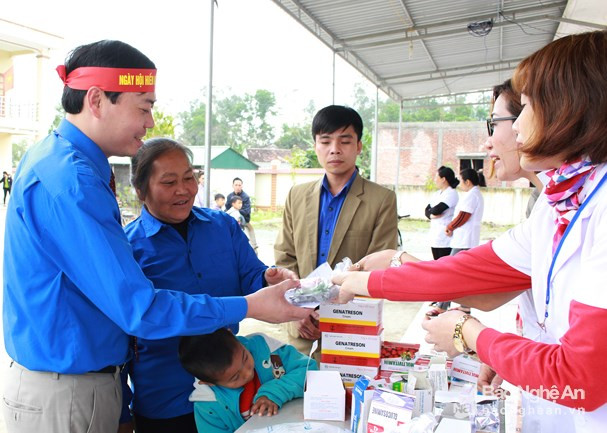 Hội thầy thuốc trẻ tỉnh Nghệ An tổ chức khám, tư vấn sức khỏe, cấp thuốc cho 300 gia đình chính sách, gia đình có hoàn cảnh khó khăn tại xã Mỹ Sơn, huyện Đô Lương. Ảnh tư liệu