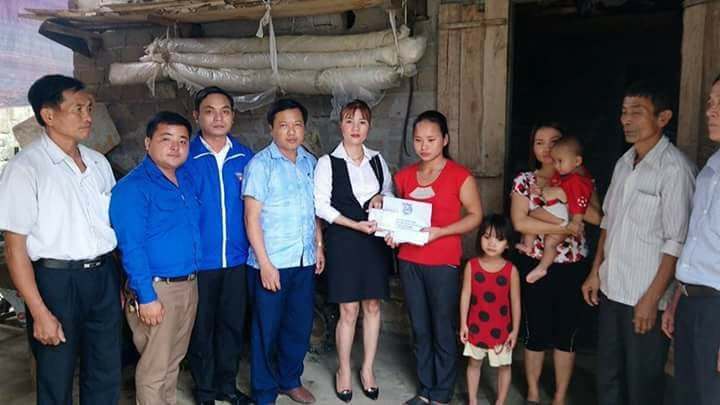 Đại diện Đảng ủy, UBND, MTTQ, Đoàn xã Đồng Văn đã trao số tiền nói trên cho vợ anh Bình. 