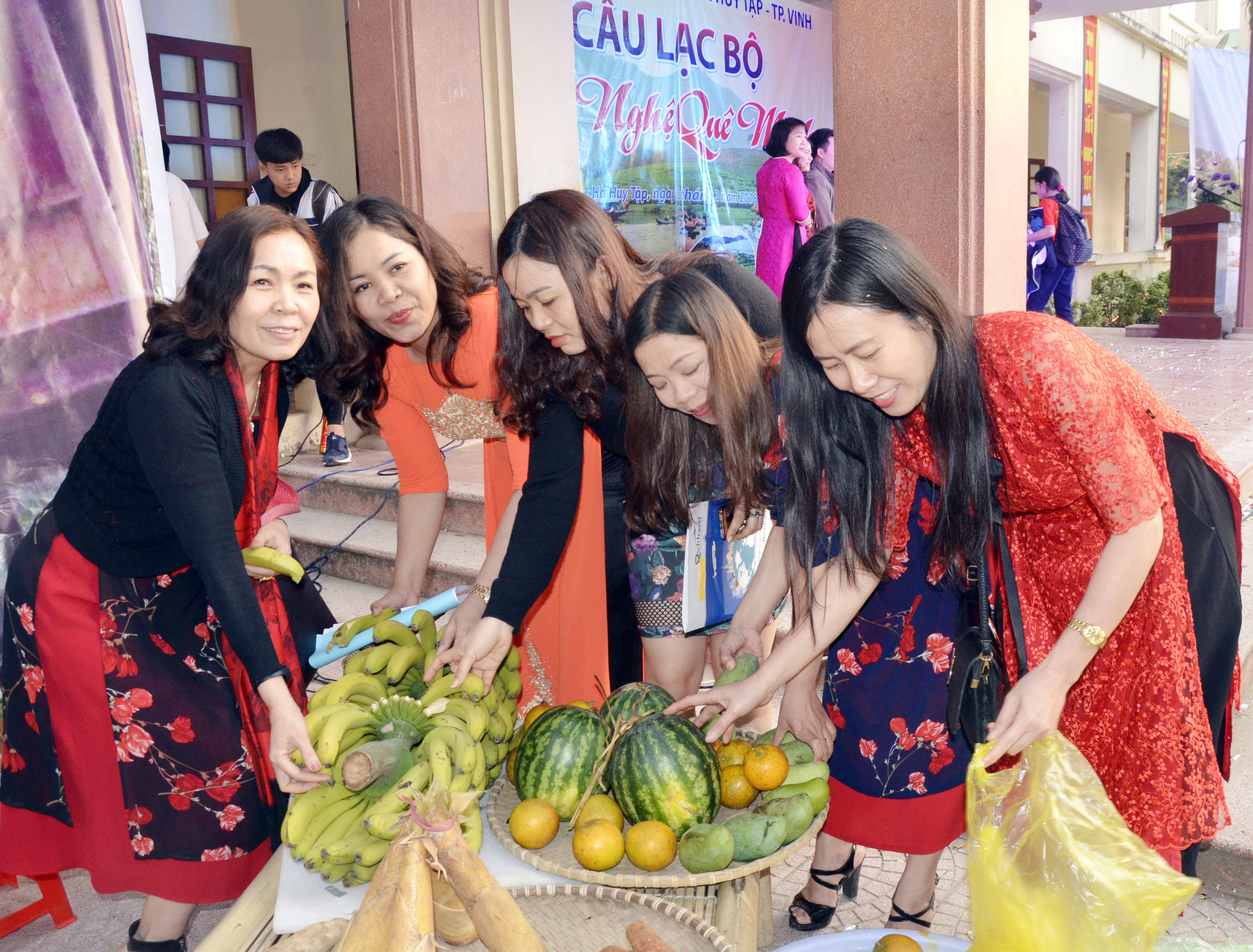 Những  sản của núi rừng cũng được các cô trò điểm thêm hương sắc cho chương trình thêm phần sôi động. Ảnh: Thu Hương