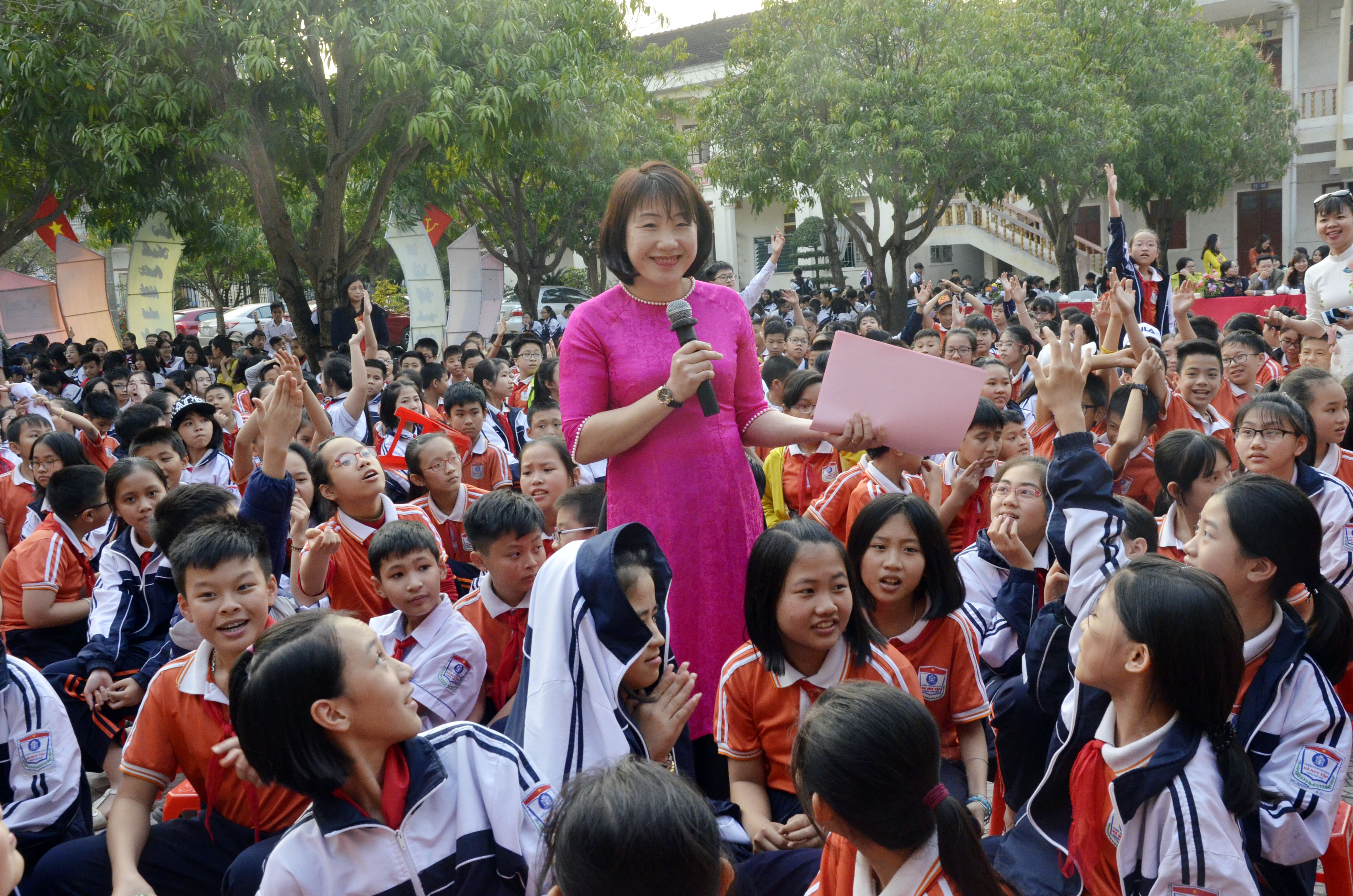 Giao lưu với các em học sinh, về đất nước con người Xứ Nghệ... Ảnh: Thu Hương