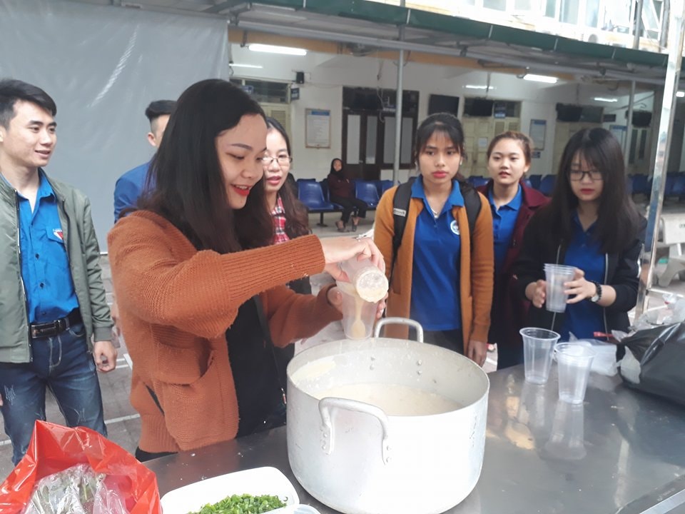 Sinh viên Khoa Ngữ văn, Đại học Vinh phát cháo miễn phí tại Bệnh viện Sản nhi Nghệ An. Ảnh: Tuấn Quỳnh