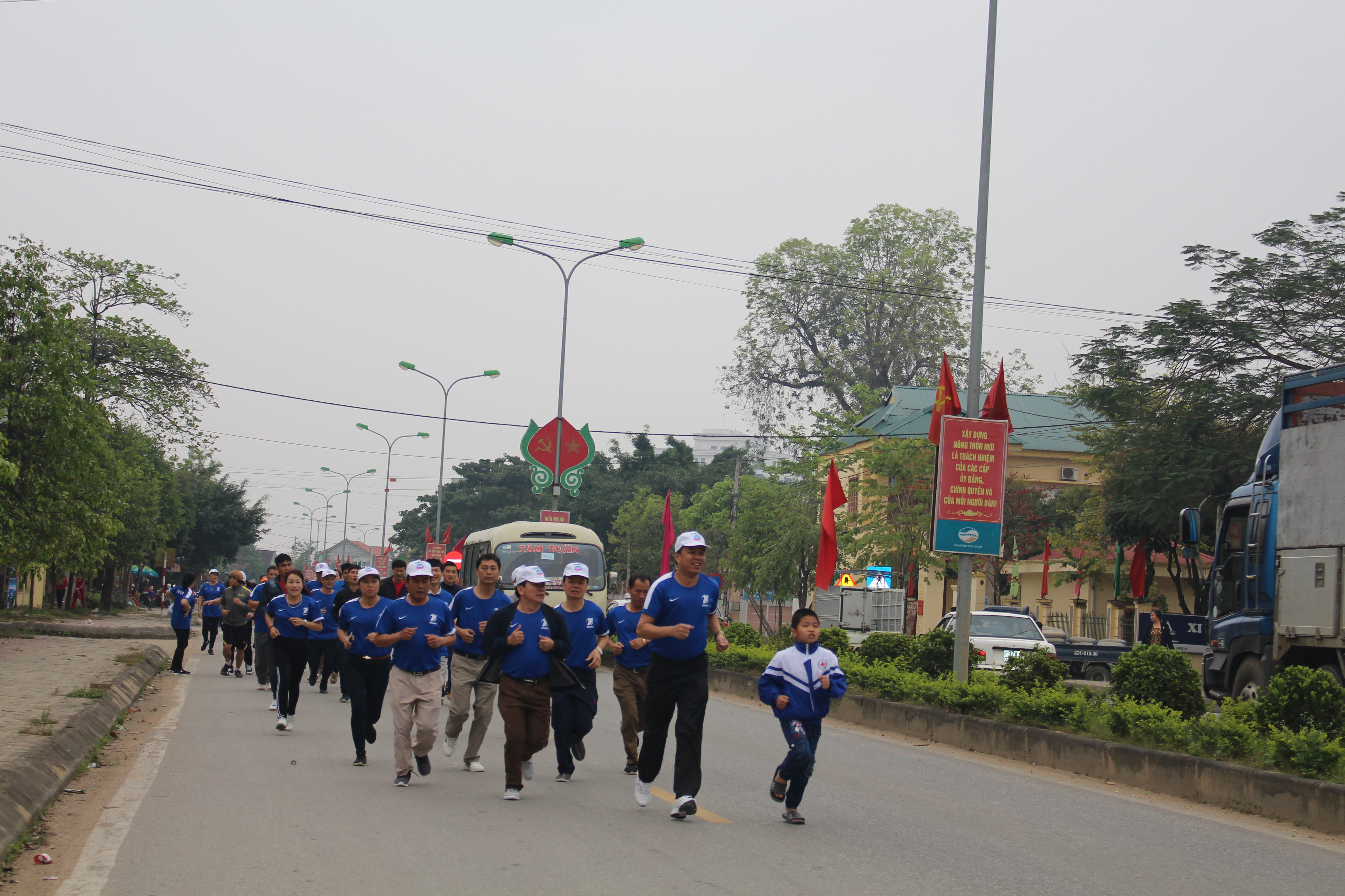 Hơn 400 vận động viên, lãnh đạo huyện Con Cuông tham gia chạy Olimbic vì sức sức khỏe nhân dân. Ảnh: Bá Hậu