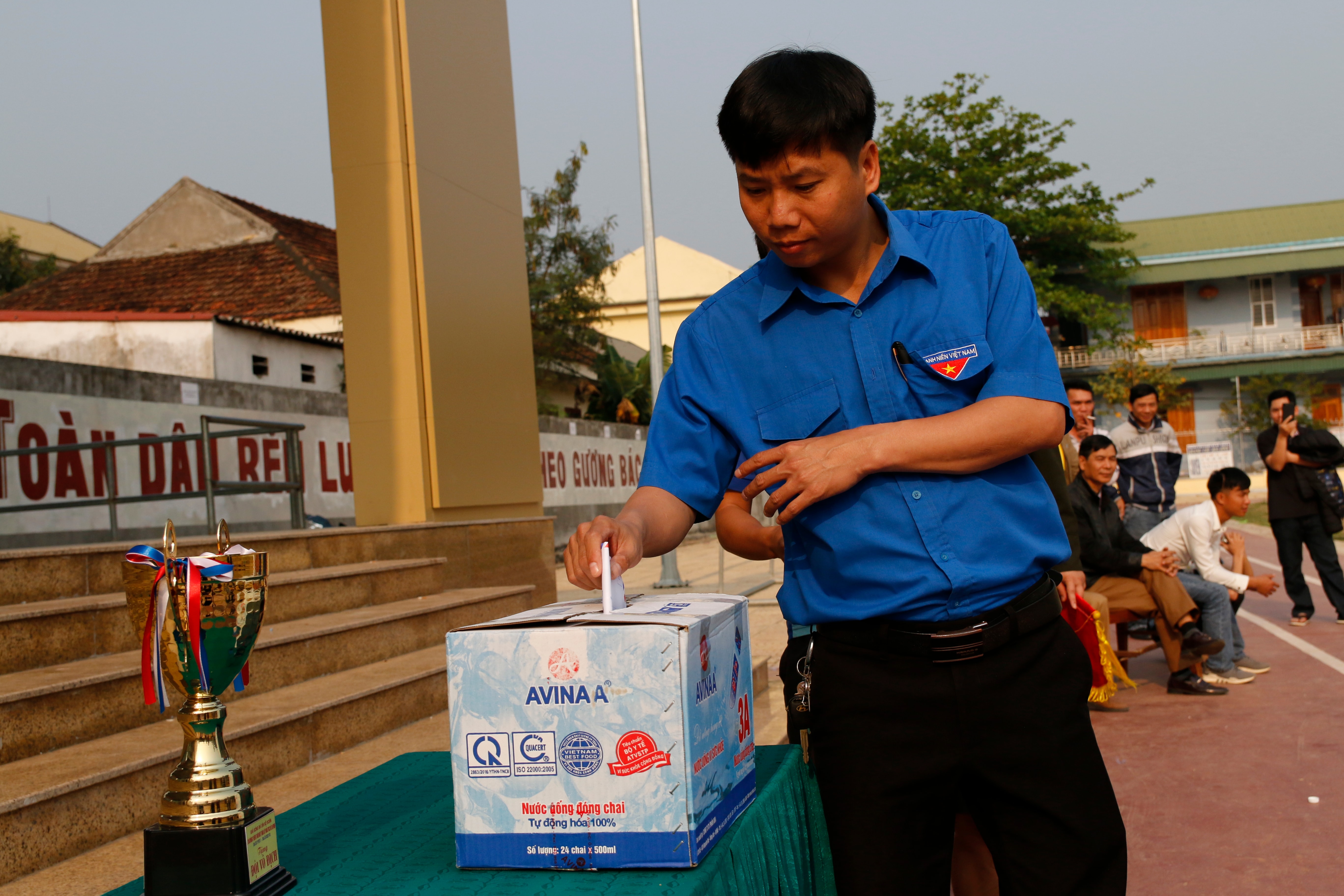 Đại biểu và VĐV, khán giả quyên góp tiền hỗ trợ gia đình trên địa bàn bị hỏa họa ngày 23/3 vừa qua. Ảnh: Đình Tuân