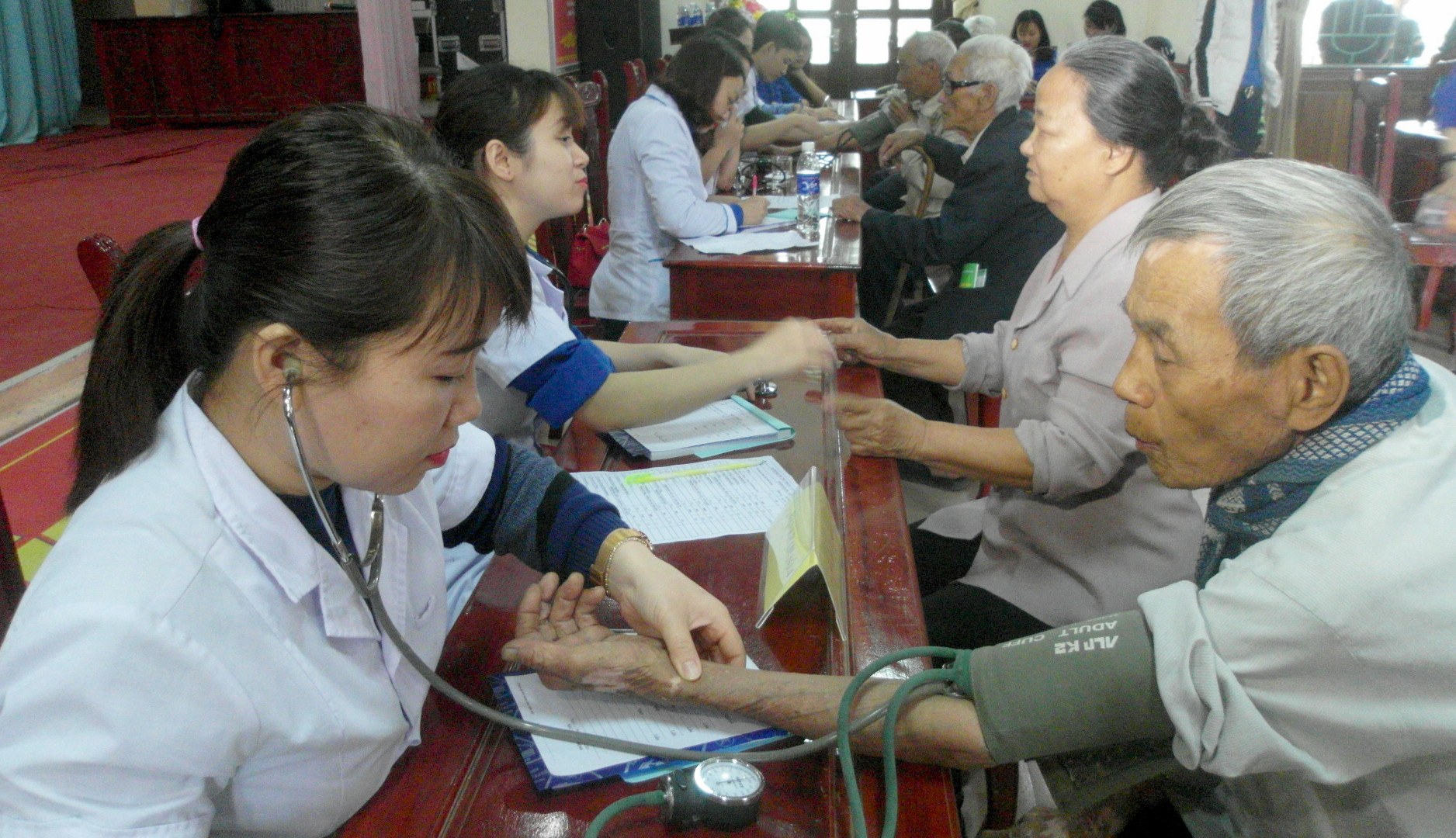 Các y, bác sĩ Bệnh viện Lao và bệnh phối khám bệnh miễn phí cho người dân xã Nghi Vạn, huyện Nghi Lộc. Ảnh:Trần Hoa