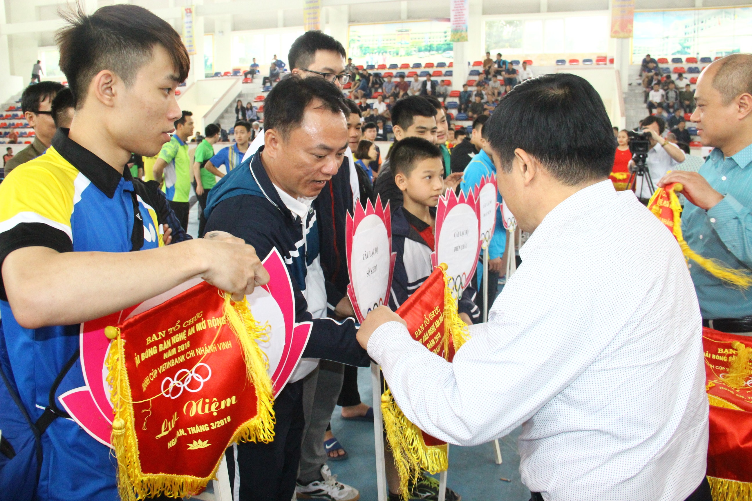 Các đồng chí lãnh đạo tỉnh và Tổng cục TDTT trao cở lưu niệm cho các đoàn VĐV tham dự giải. Ảnh: Hoàng Vĩnh
