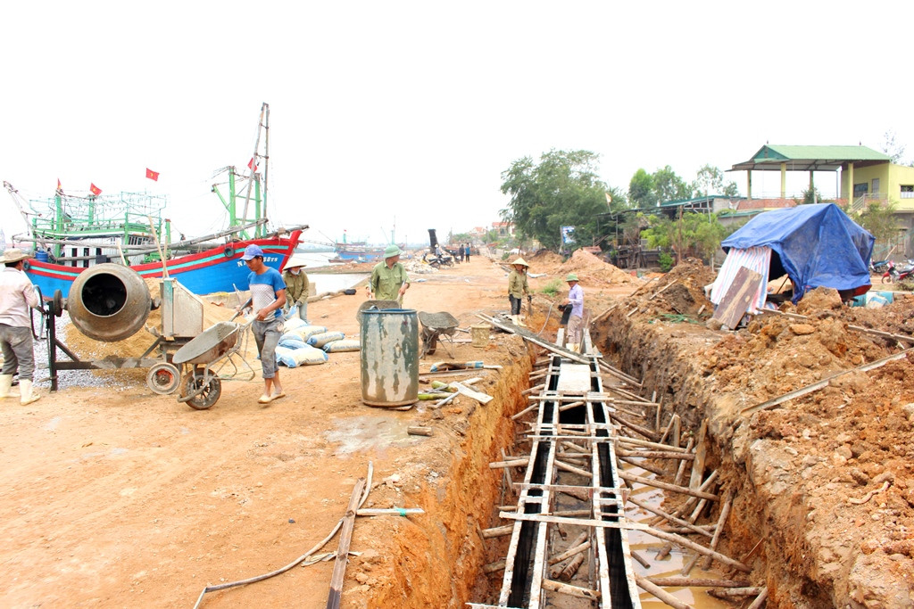 Dự án công trình tránh trú bão cho tàu thuyền đánh bắt hải sản vùng Lạch Quèn, xã Tiến Thủy (Quỳnh Lưu) được đầu tư gần 56 tỷ đồng. Ảnh: Việt Hùng