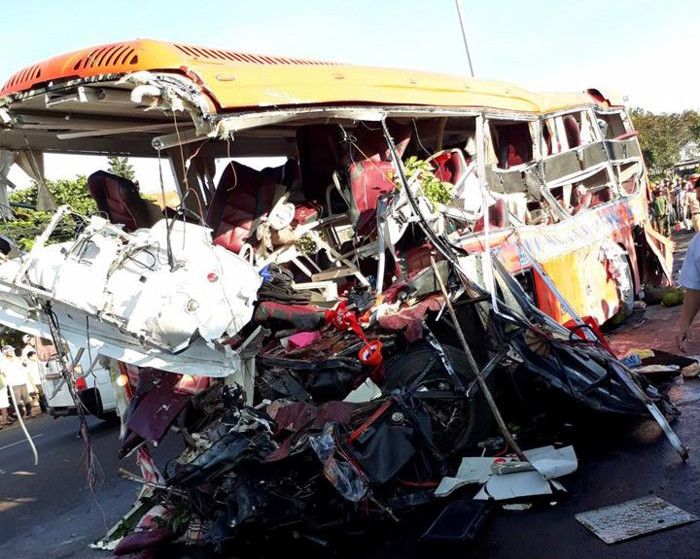 Sáng 7/5, xe tải mang BKS 77C - 139.37 do tài xế Võ Văn Quý điều khiển từ Gia Lai đi Đắk Lắk, khi đến đường Hùng Vương, thị trấn Chư Sê, huyện Chư Sê, đã đâm trực diện xe khách giường nằm BKS 18B - 018.32 (có 43 người trên xe) chạy ngược chiều. Sau vụ tai nạn, 13 người tử vong, 33 người bị thương.