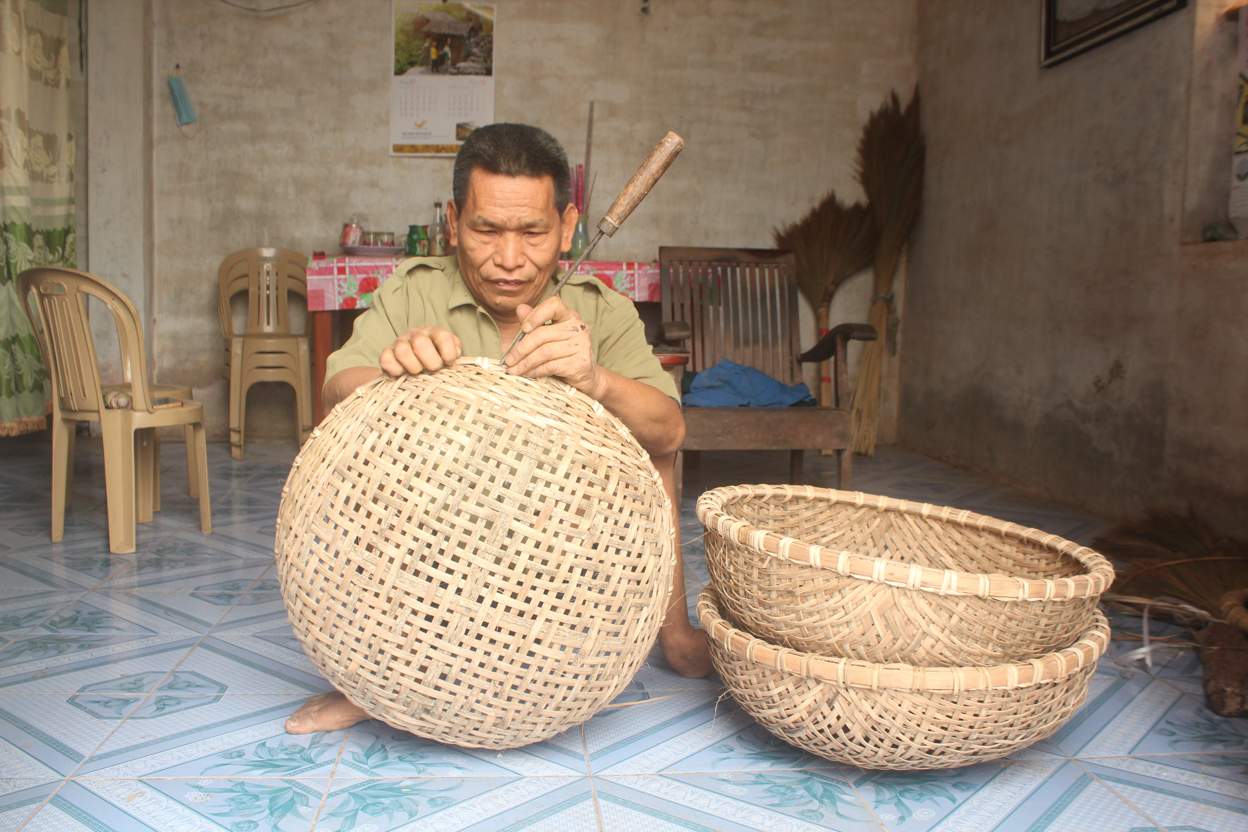 Ông Tân bắt đầu làm quen với nghề đan lát lúc 8 tuổi, nay ông vẫn làm khi khách yêu cầu.