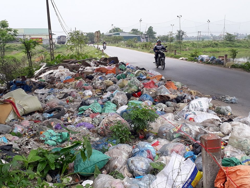 Rác thải nằm chất đống hàng tháng trời bên cầu vượt đường sắt xã Hưng Mỹ huyện Hưng Nguyên. Ảnh: Quỳnh Nguyễn 