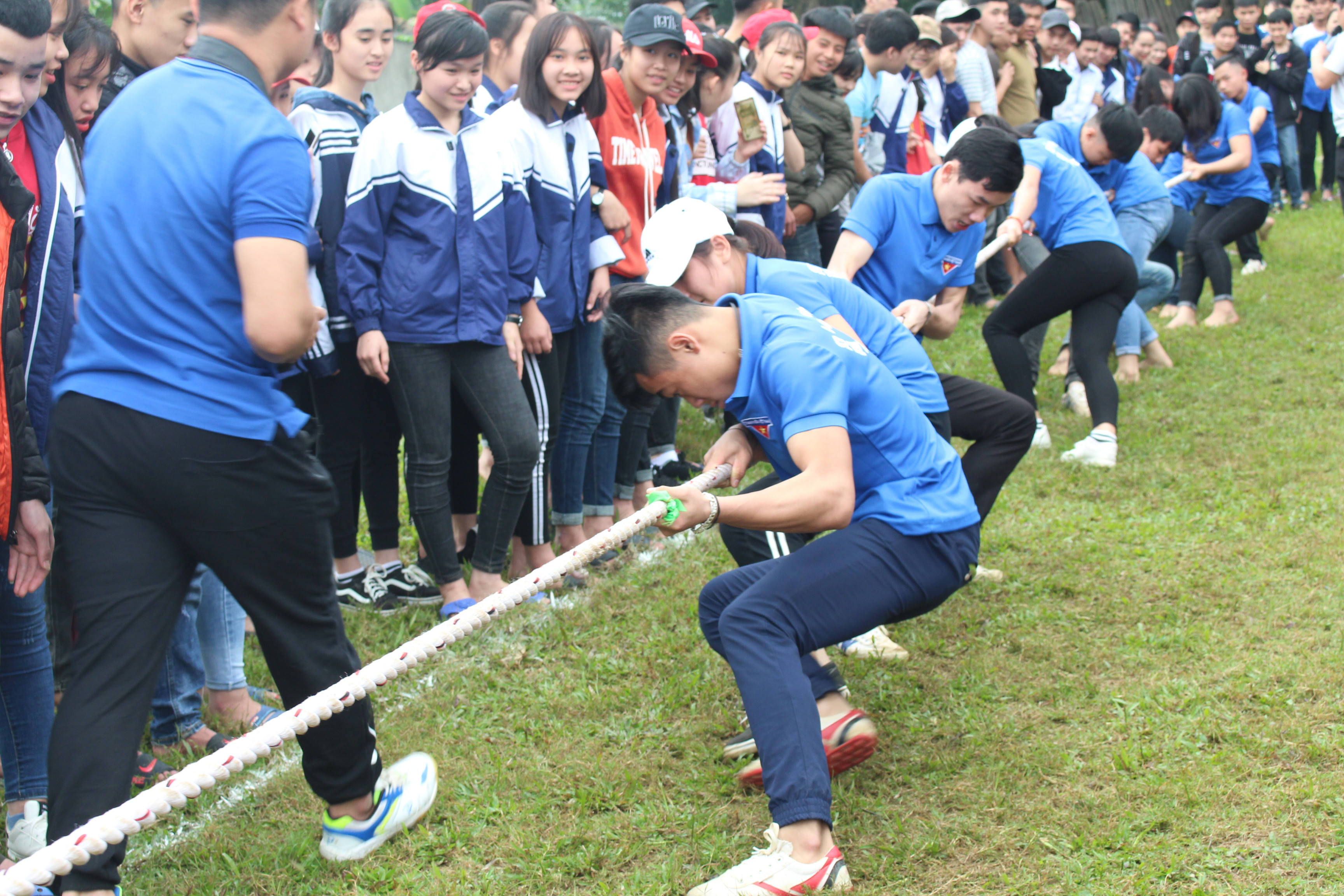 Môn thi kéo co cũng thu hút đông đảo khán giả cổ vũ. Ảnh: Lương Nga