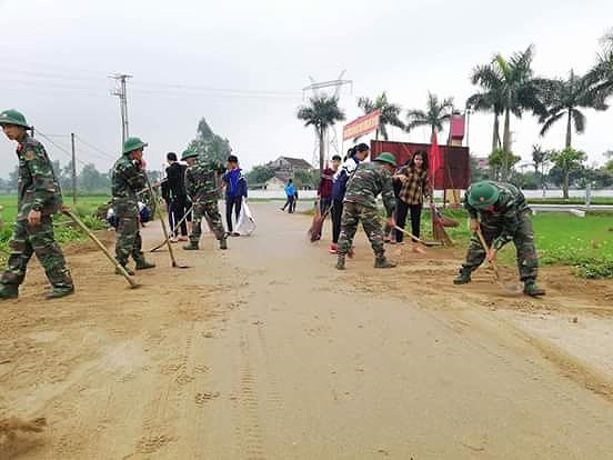 Đoàn viên thanh niên huyện Nam Đàn thực hiện Ngày chủ nhật xanh.