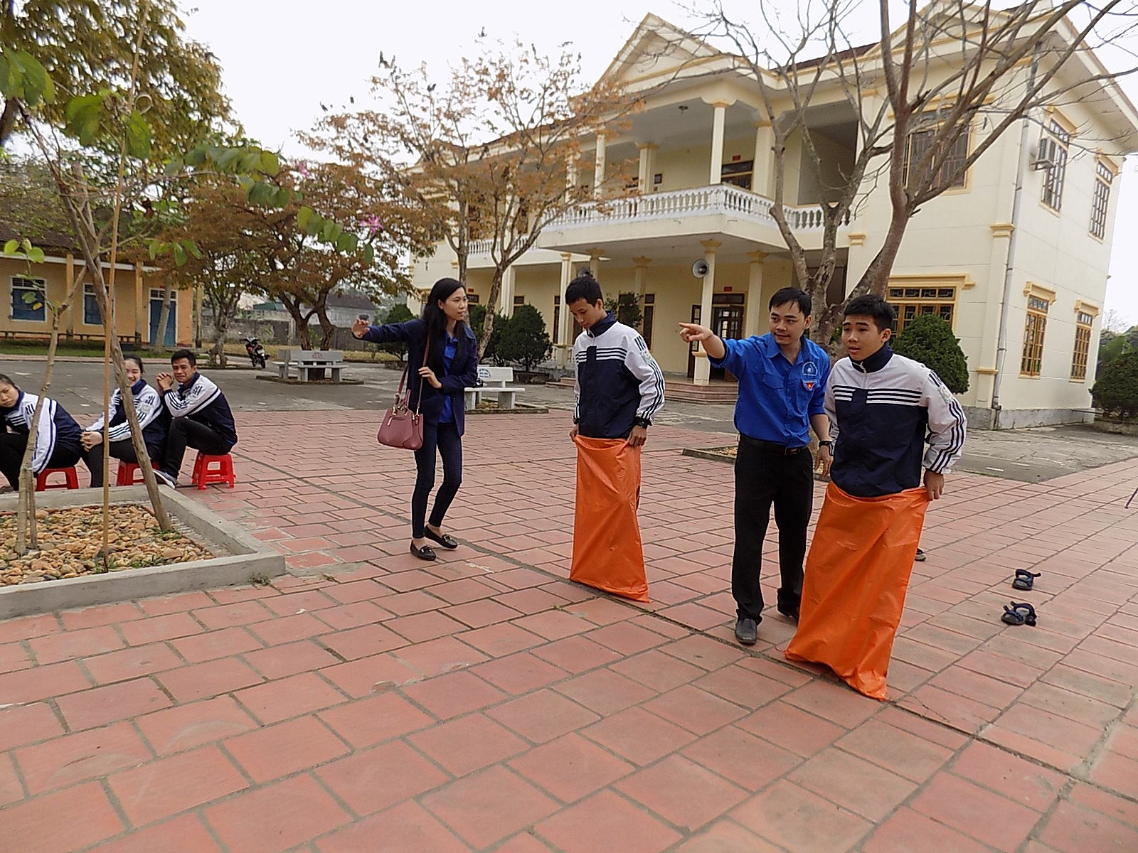 Sôi nổi phần thi nhảy bao bố. Ảnh: Bích Hường