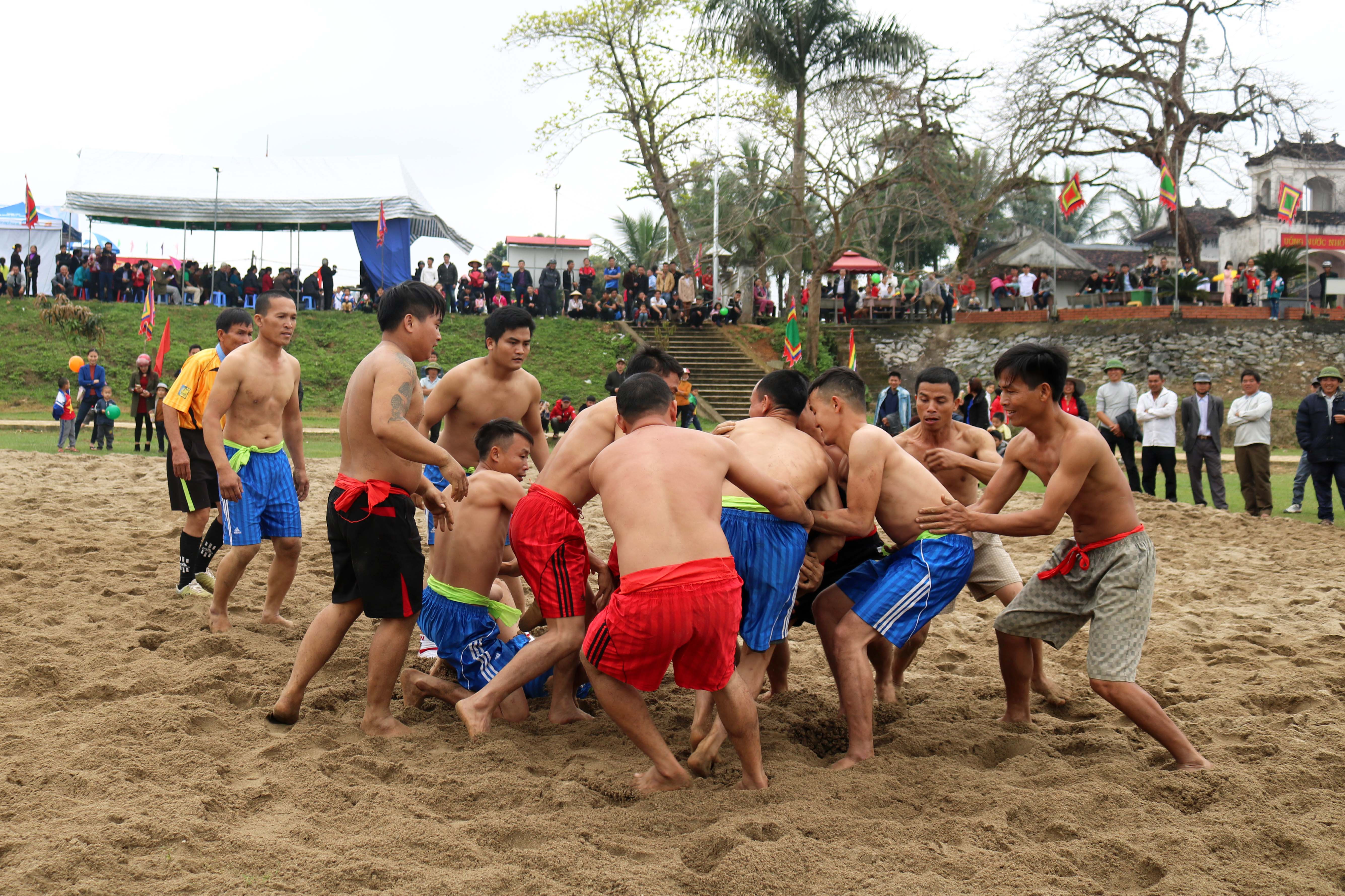 Trò chơi vật cù độc đáo của người dân Thanh Chương luôn hấp dẫn du khách. Ảnh: Huy Thư