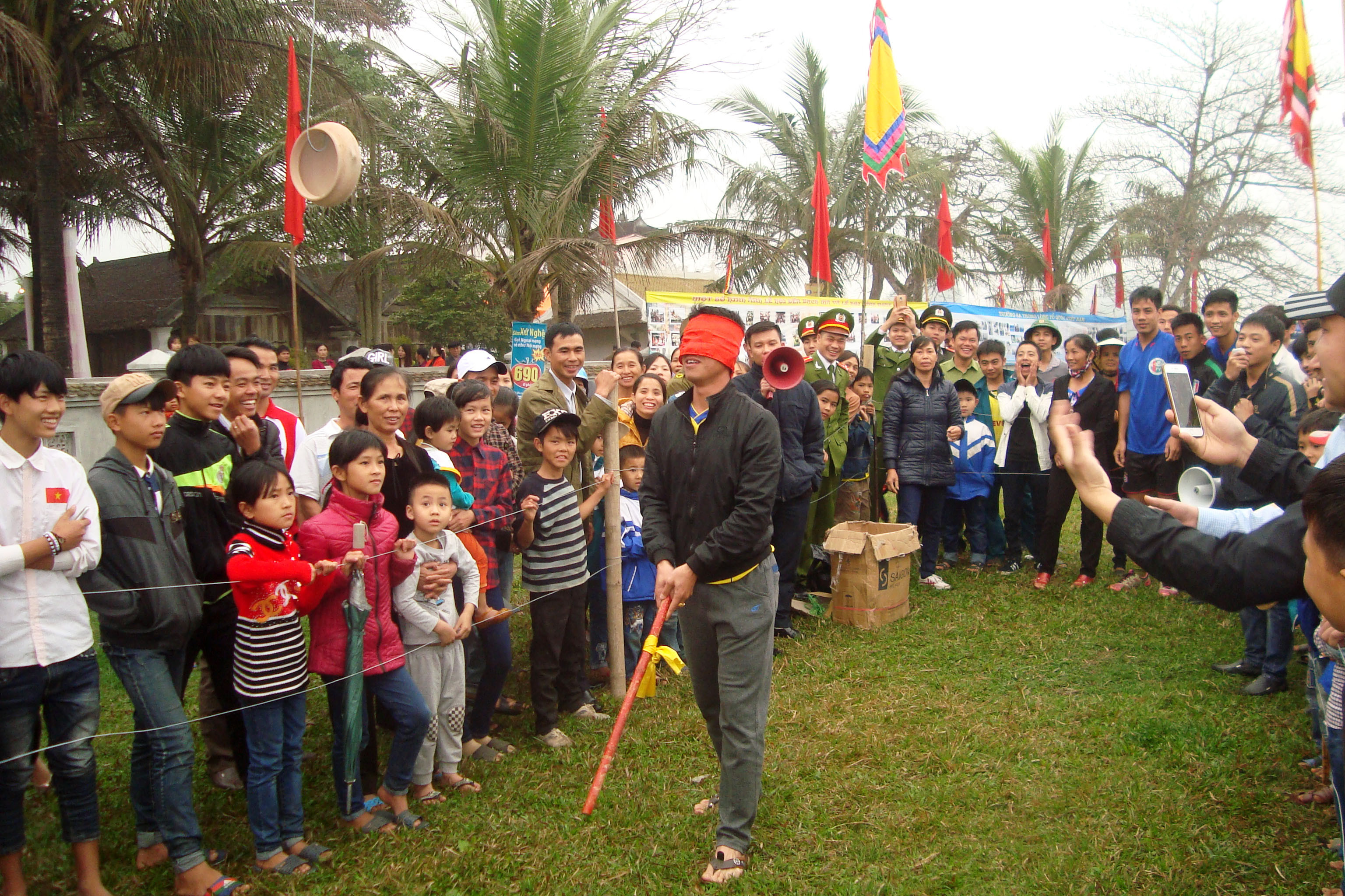 Trò chơi đập niêu và những trận cười “vỡ bụng”. Ảnh: Huy Thư