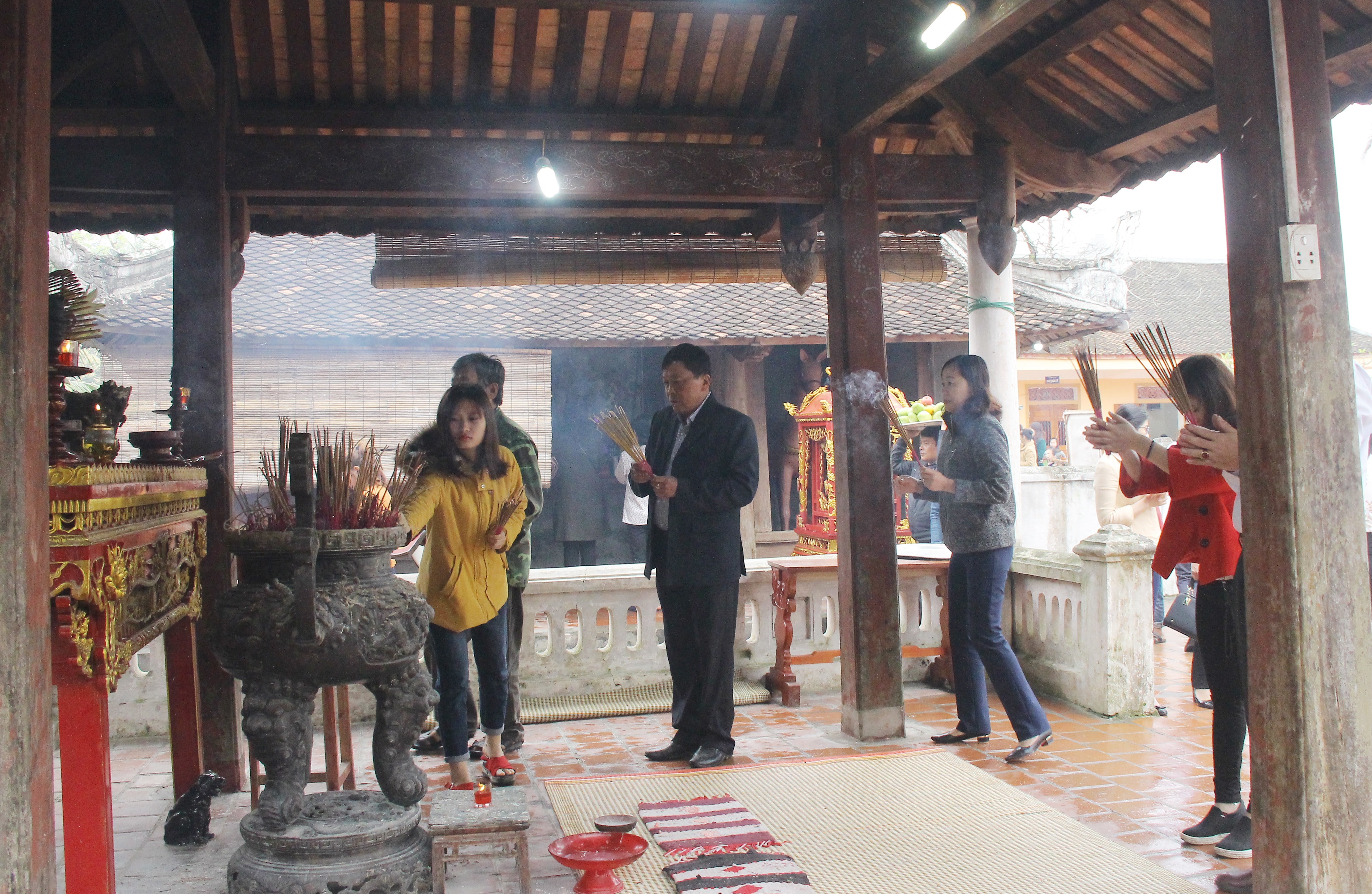 Nhân dân và du khách dâng hương tại đền Bạch Mã