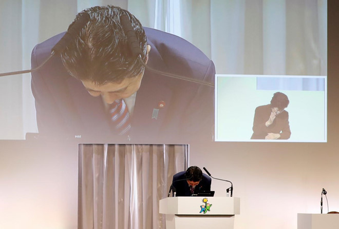 Thủ tướng Nhật Bản Shinzo Abe cúi đầu xin lỗi hôm 25/3. Ảnh: Reuters.