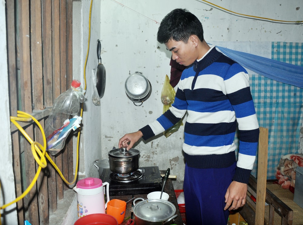 Bữa ăn hàng ngày của Hoàng Thanh Tuấn thường chỉ có cơm và rau, thi thoảng mới có đậu phụ và cá biển. Ảnh: Công Kiên