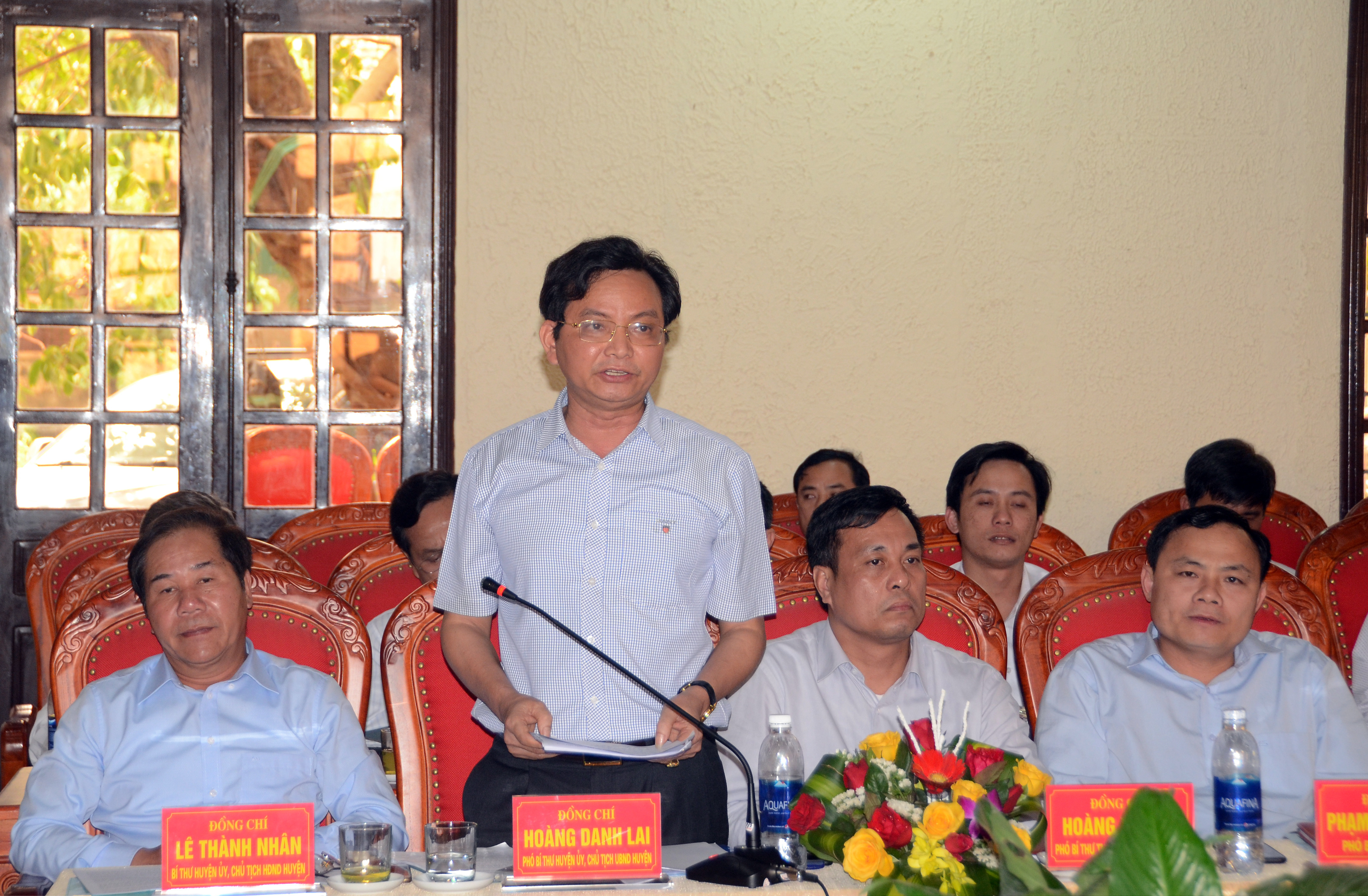  Đồng chí Hoàng Danh Lai, Chủ tịch UBND huyện Quỳnh Lưu báo cáo tình hình kinh tế-xã hội  của địa phương