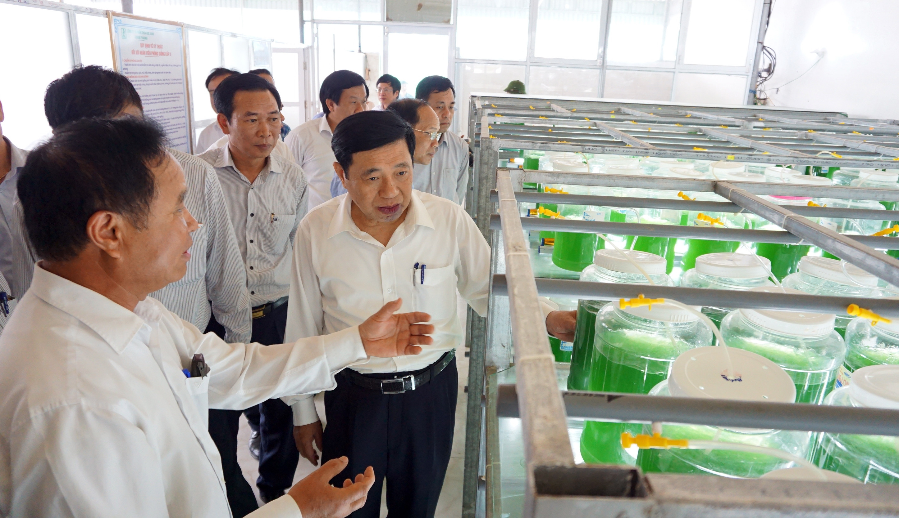 Đoàn công tác cũng đến thăm Công ty sản xuất tảo xoắn và đông trùng hạ thảo tại Quỳnh Lương. Đây là công ty đầu tiên ở Nghệ An sản xuất được tảo xoắn và đông trùng hạ thảo – những loại thực phẩm chức năng có chất lượng cao