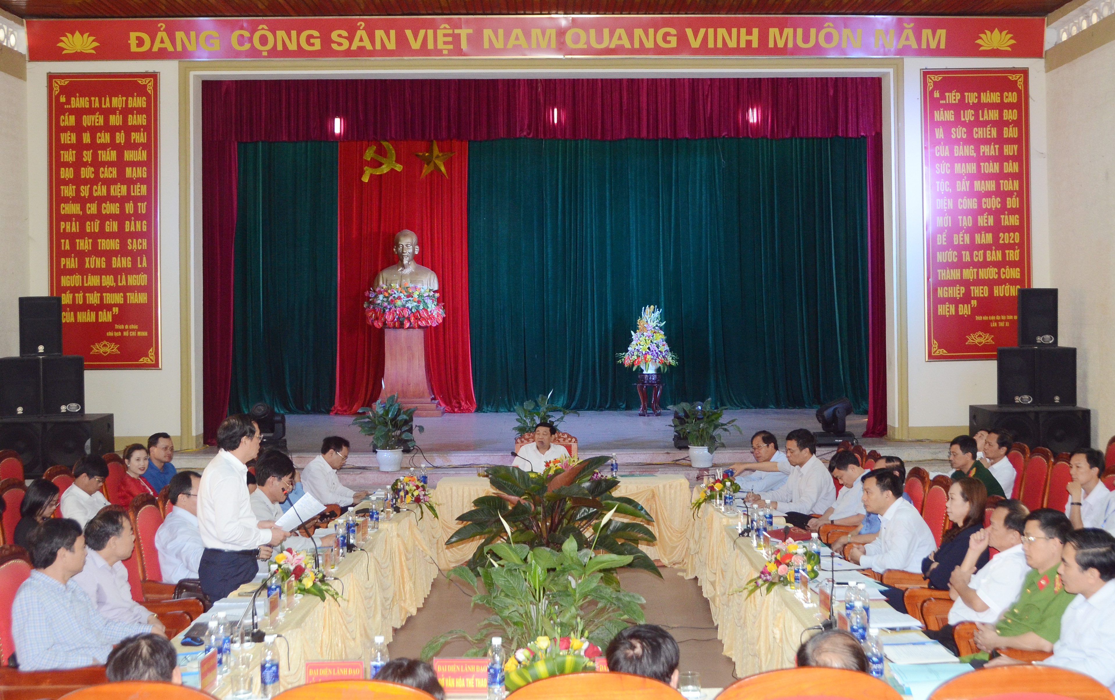 Đại diện các ban, ngành cấp tỉnh đóng góp các ý kiến nhằm tìm cách đẩy mạnh phát triển kinh tế Quỳnh Lưu
