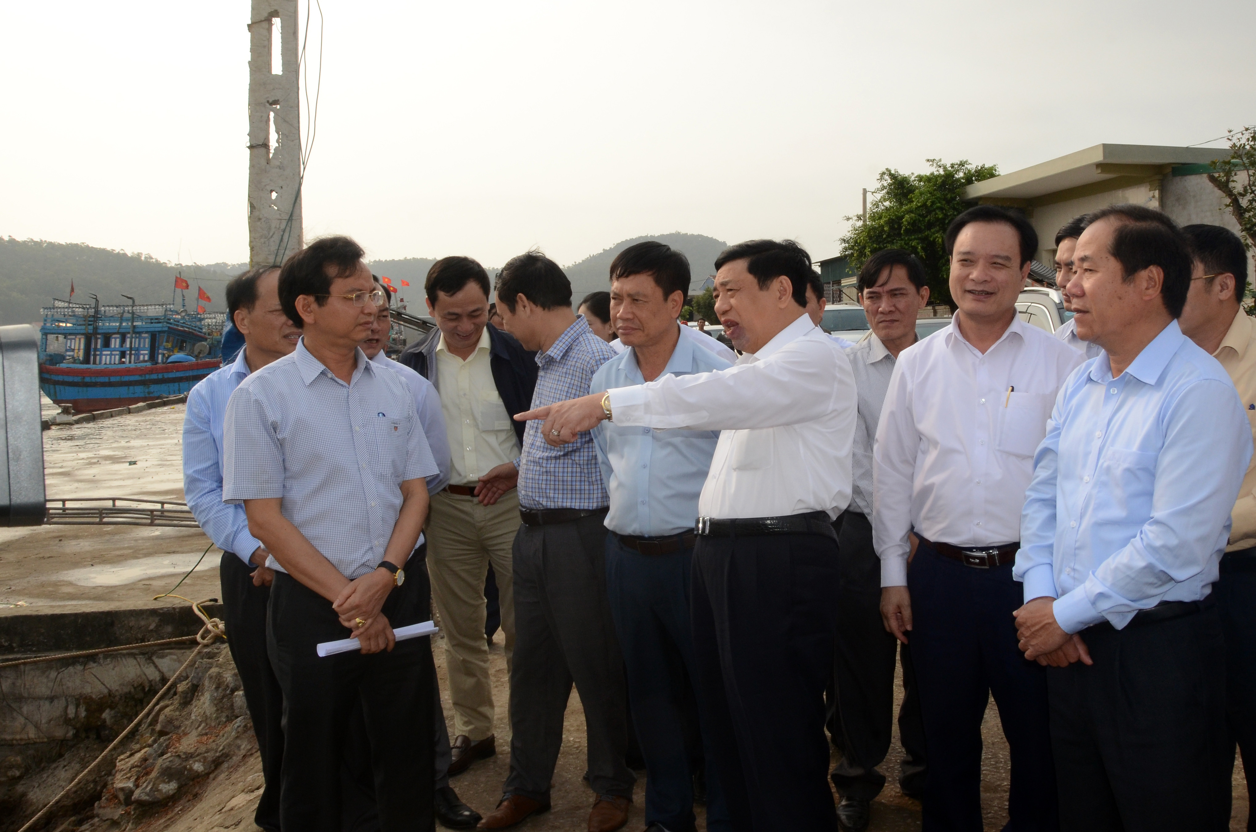Kiểm tra tại hiện trường, đồng chí Chủ tịch UBND tỉnh yêu cầu các sở, ban, ngành và huyện Quỳnh Lưu tập trung nguồn lực đầu tư, nâng cấp cảng cá, tạo điều kiện cho bà con ngư dân yên tâm vươn khơi bám biển