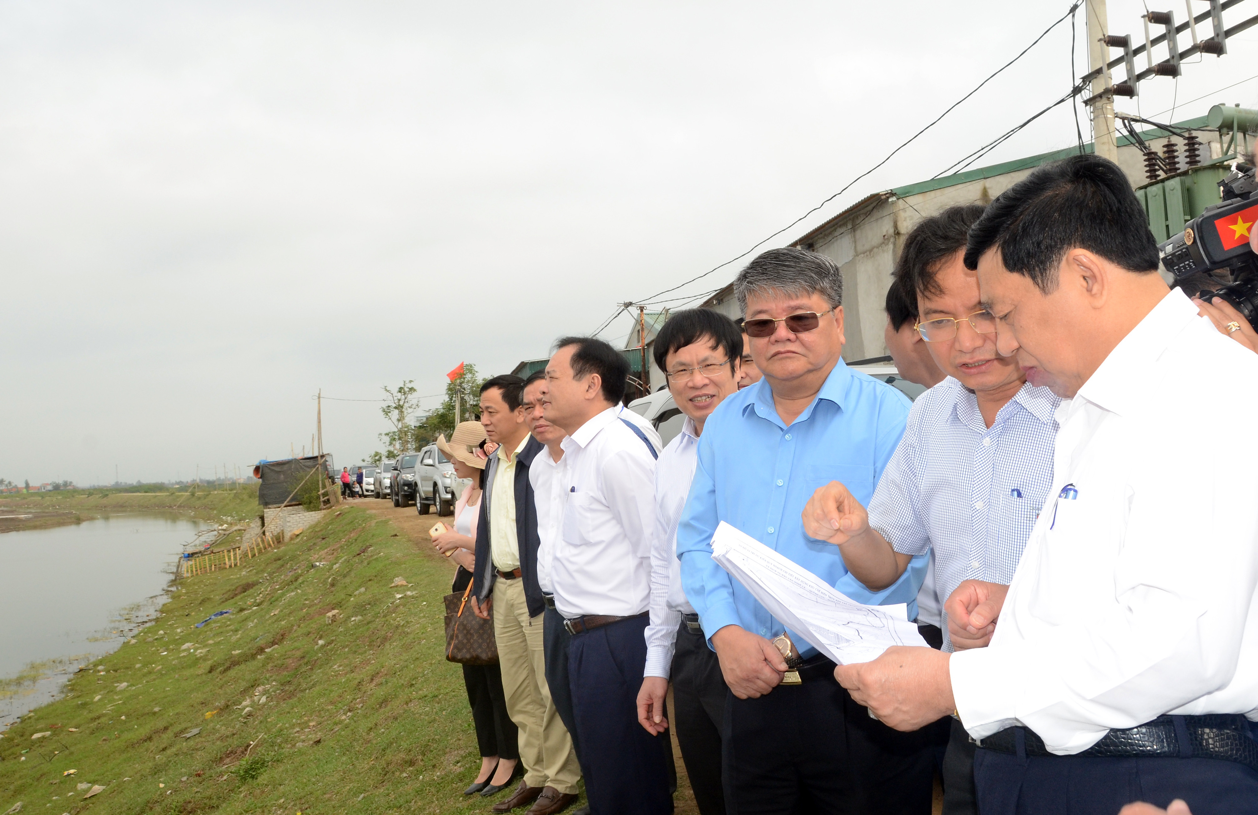 Đoàn kiểm tra nơi dự kiến làm khu quy hoạch chế biến thủy sản tại xã Quỳnh Thuận