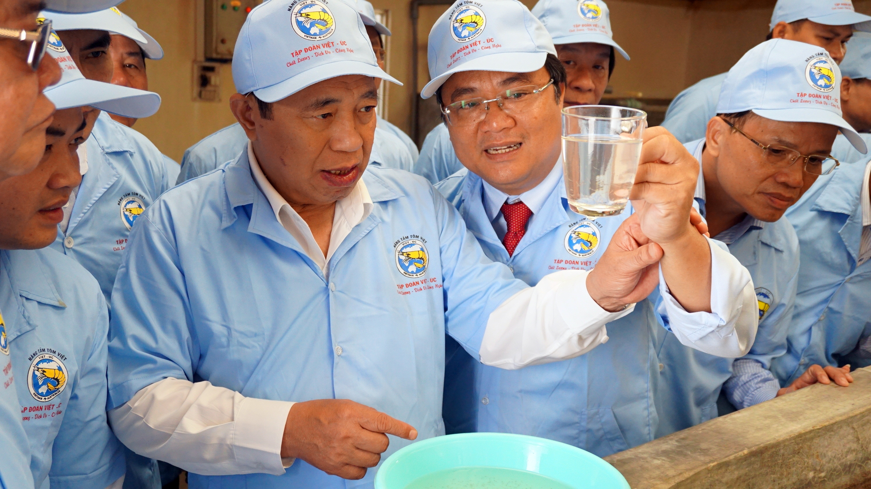 Đoàn cũng đến thăm những mô hình áp dụng công nghệ cao vào sản xuất, chế biến như Công ty sản xuất tôm giống Việt Úc tại Quỳnh Nghĩa, là công ty sản xuất tôm giống lớn nhất khu vực bắc miền Trung với công suất 2 tỷ con giống trên/năm.