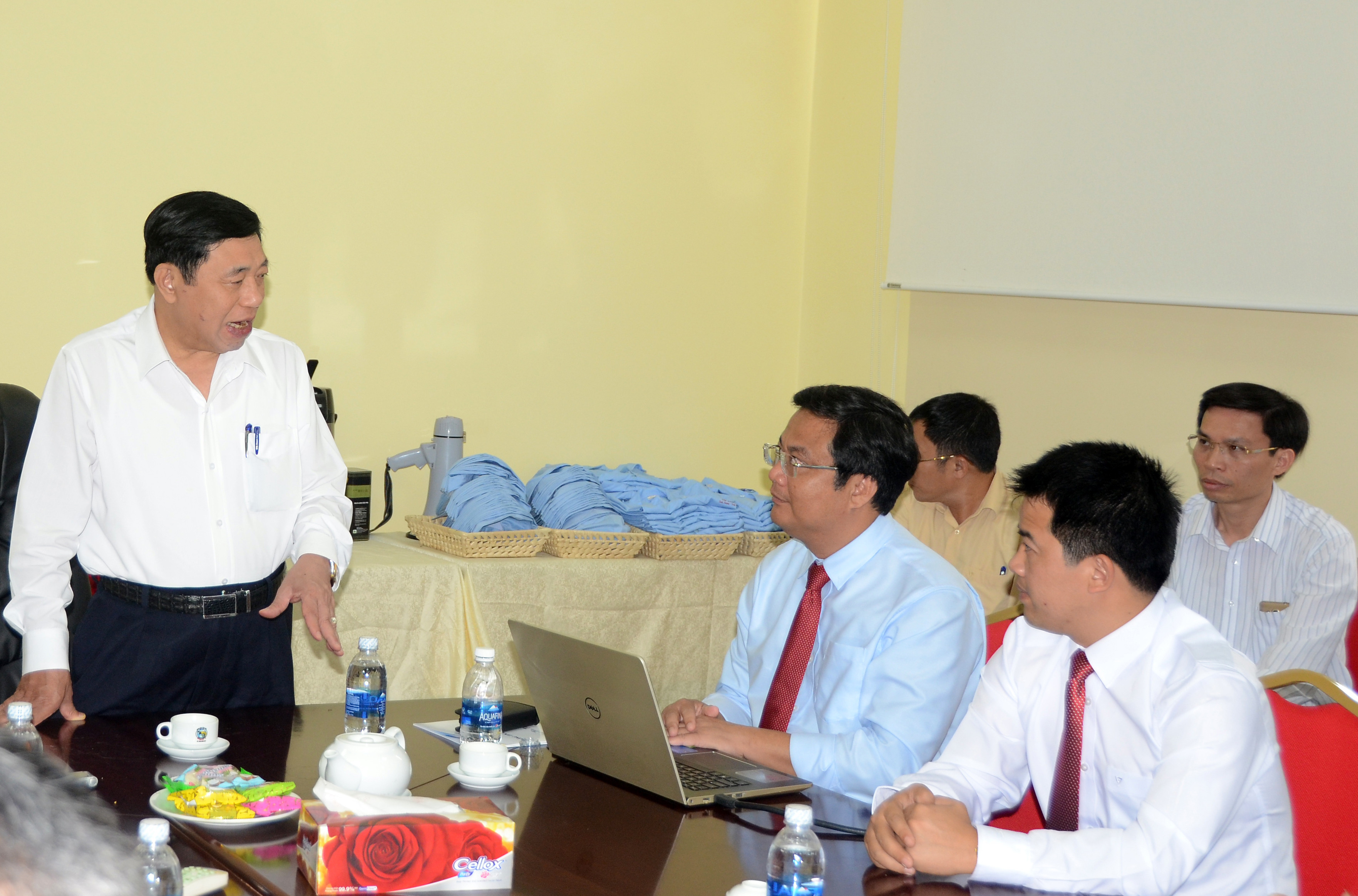 Chủ tịch UBND tỉnh đã biểu dương những sự cố gắng của chính quyền UBND huyện Quỳnh Lưu trong việc kêu gọi, tạo điều kiện cho các nhà đầu tư, đầu tư các công nghệ sản xuất cao, tạo nhiều công ăn việc làm, nâng cao giá trị các sản phẩm thủy, hải sản, nông nghiệp… ở địa phương, giúp kinh tế địa phương ngày càng phát triển, đời sống người dân ngày càng được nâng cao