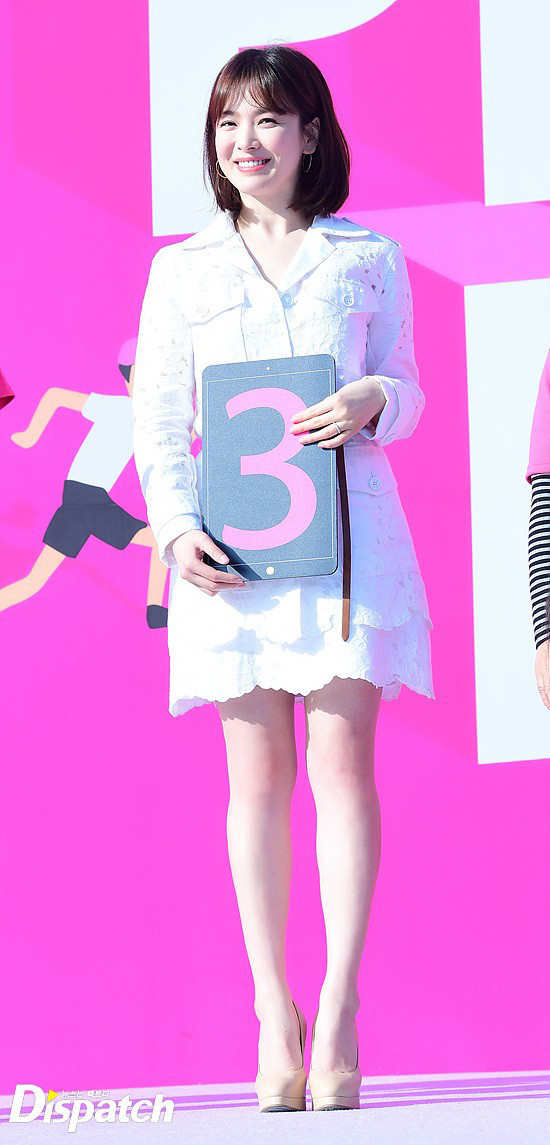 Hye Kyo trẻ trung như thiếu nữ trong bộ đầm trắng tinh khôi.