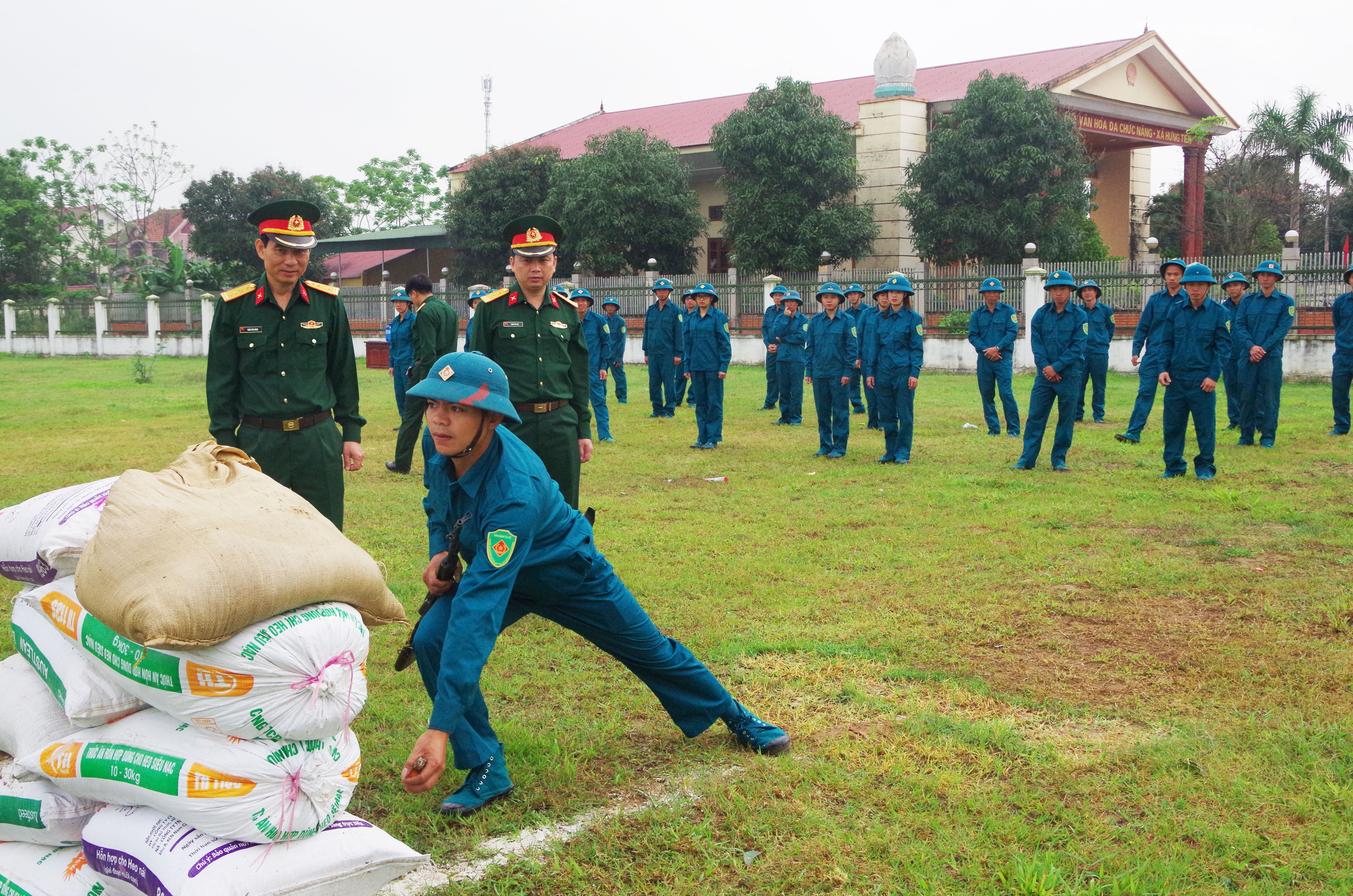 Kiểm tra công tác huấn luyện tại xã Hưng Tiến, huyện Hưng Nguyên. Ảnh: Trọng Kiên