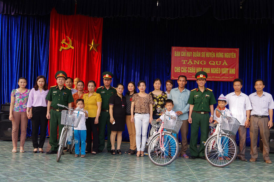 Ban CHQS huyện Hưng Nguyên tặng xe đạp mới cho học sinh là con em đồng bào giáo dân có hoàn cảnh khó khăn. Ảnh: Hoàng Long