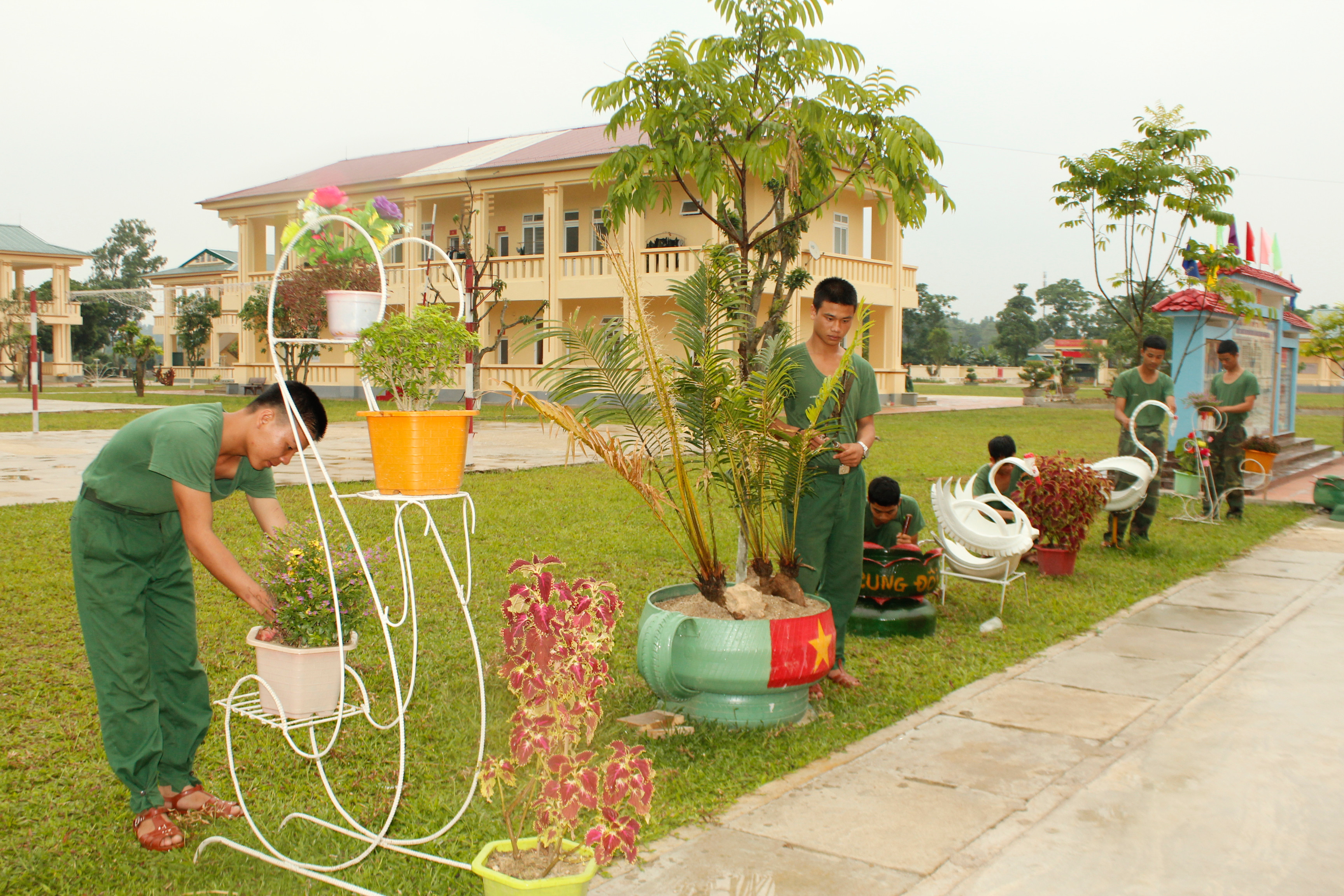 Tuổi trẻ đơn vị tiến hành chăm sóc bồn hoa cây cảnh, tạo cảnh quan môi trường đơn vị xanh, sạch, đẹp. Ảnh: Tường Hiếu