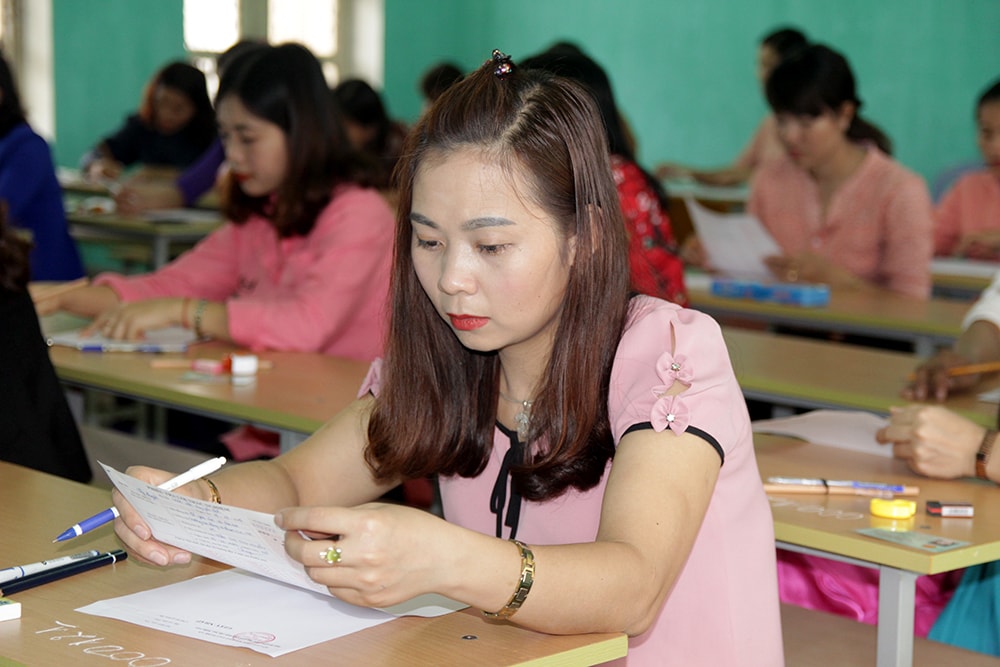 Các giáo viên tham gia phần thi đánh giá năng lực. Ảnh: Mỹ Hà