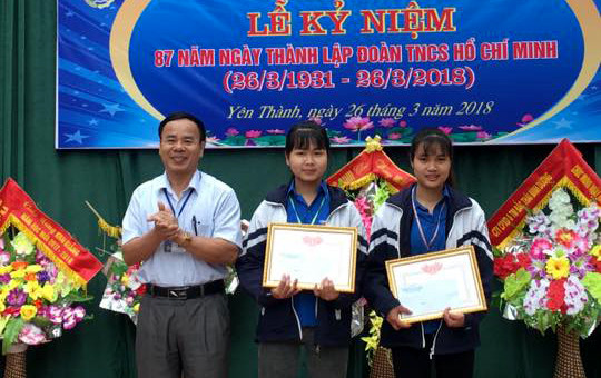 Trường THPT Yên Thành 2 khen thưởng cho hai học sinh trong ngày Kỷ niệm thành lập đoàn. Ảnh: Nhà trường cung cấp