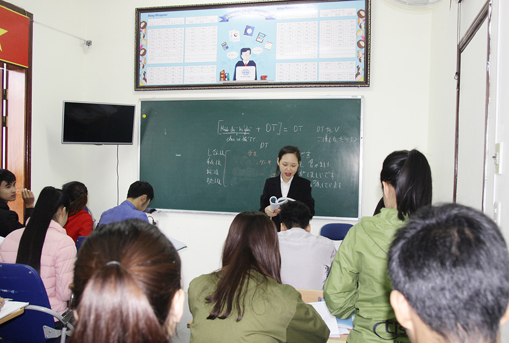 Dạy tiếng Nhật cho học sinh đi du học tại thành phố Vinh. Ảnh: Mỹ Hà