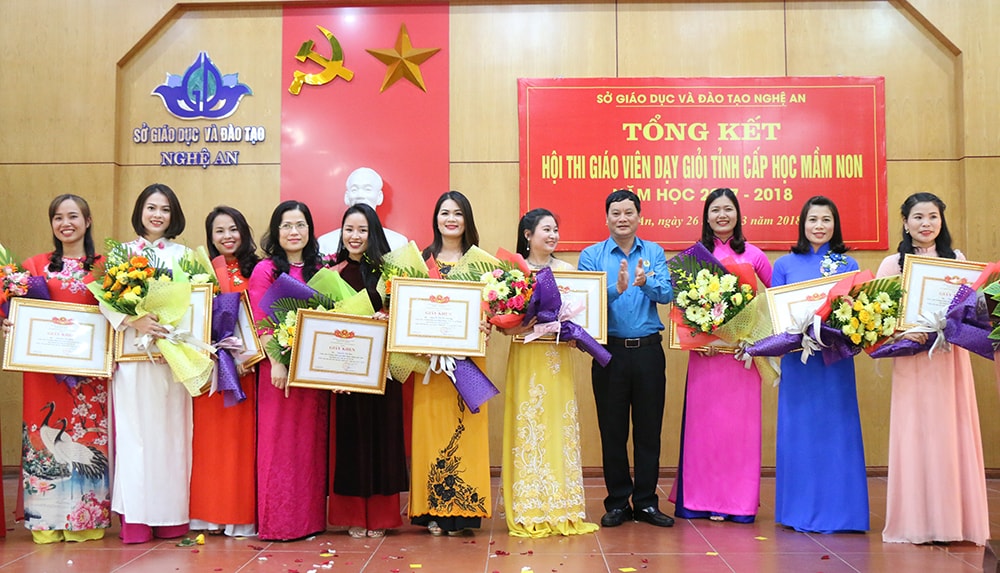Giám đốc Sở GD&ĐT Nguyễn Thị Kim Chi và PCT Liên đoàn Lao động tỉnh Nguyễn Kỳ Sơn khen thưởng cho các giáo viên có thành tích xuất sắc. Ảnh: Mỹ Hà