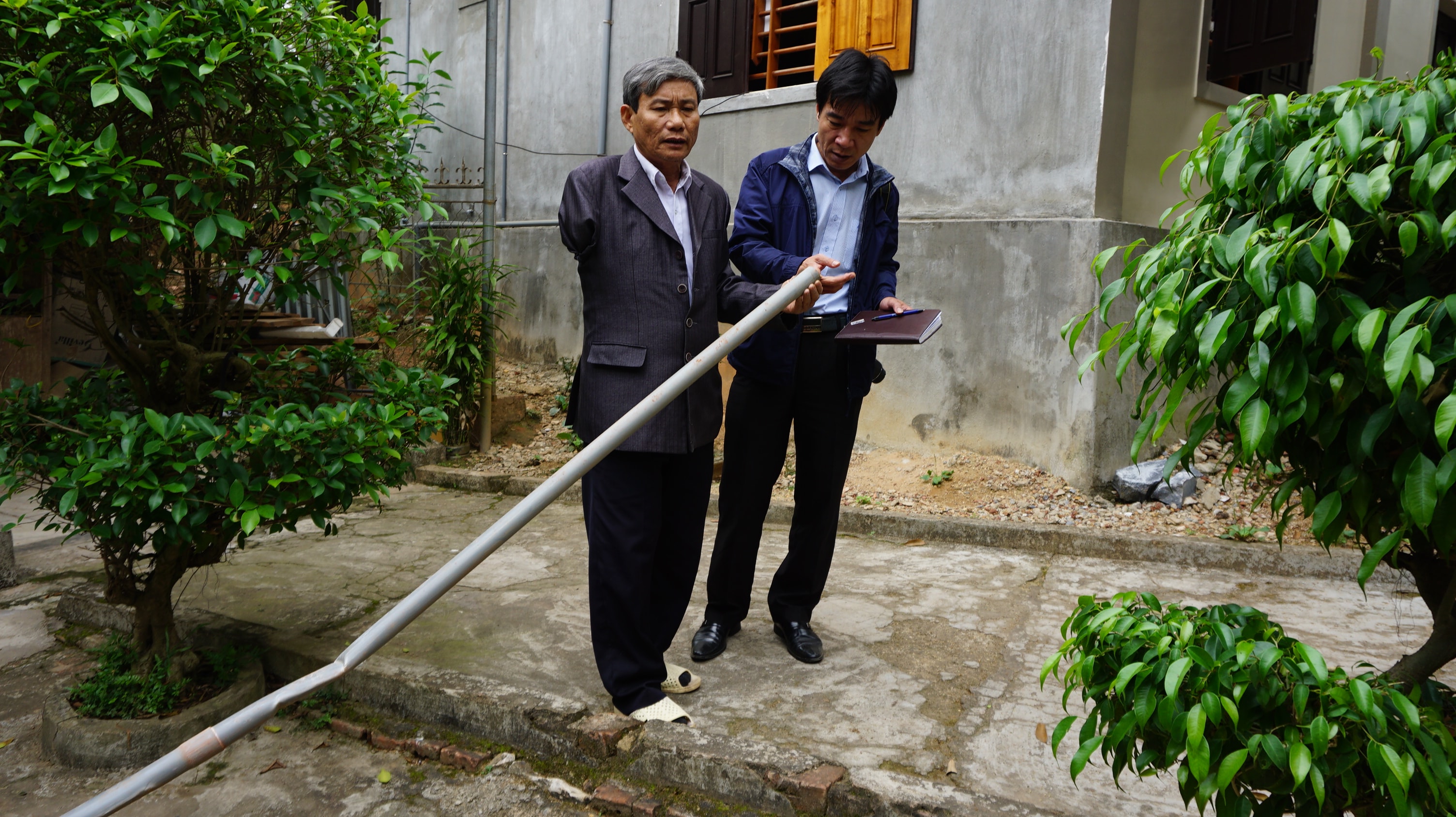 Bác Phạm Sỹ Chinh - Bí thư, Trưởng ban công tác Mặt trận khối Tây Hồ cho biết, gia đình bác đã thay mới đường ống nước. Khi đào ống nước lên, thấy ống bị hoen gỉ, trong lòng có nhiều lớp váng cặn, gỉ... Ảnh: Ngô Kiên