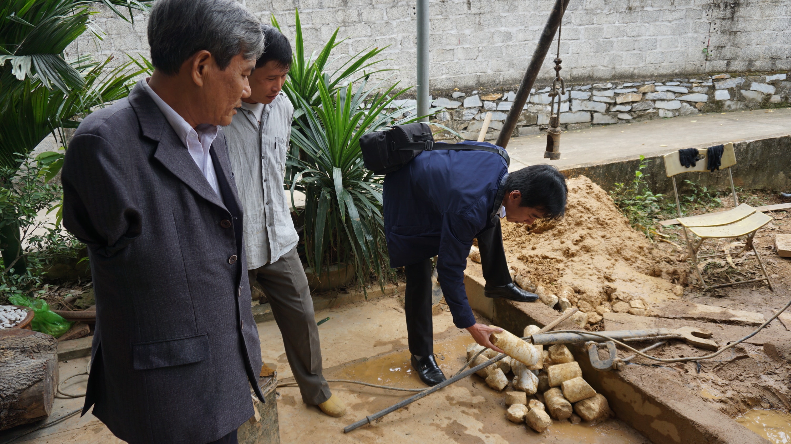 Anh Âu Đăng Sơn cho biết, sở dĩ việc khoan giếng nước ở thị trấn Quỳ Hợp mất nhiều thời gian, tốn hàng chục triệu đồng vì phải khoan sâu xuống lòng đất từ 40 - 50m; khoan xuyên qua các tầng đá. Trong ảnh là lõi đá được khoan từ lòng đất lên. Ảnh: Nhật Lân