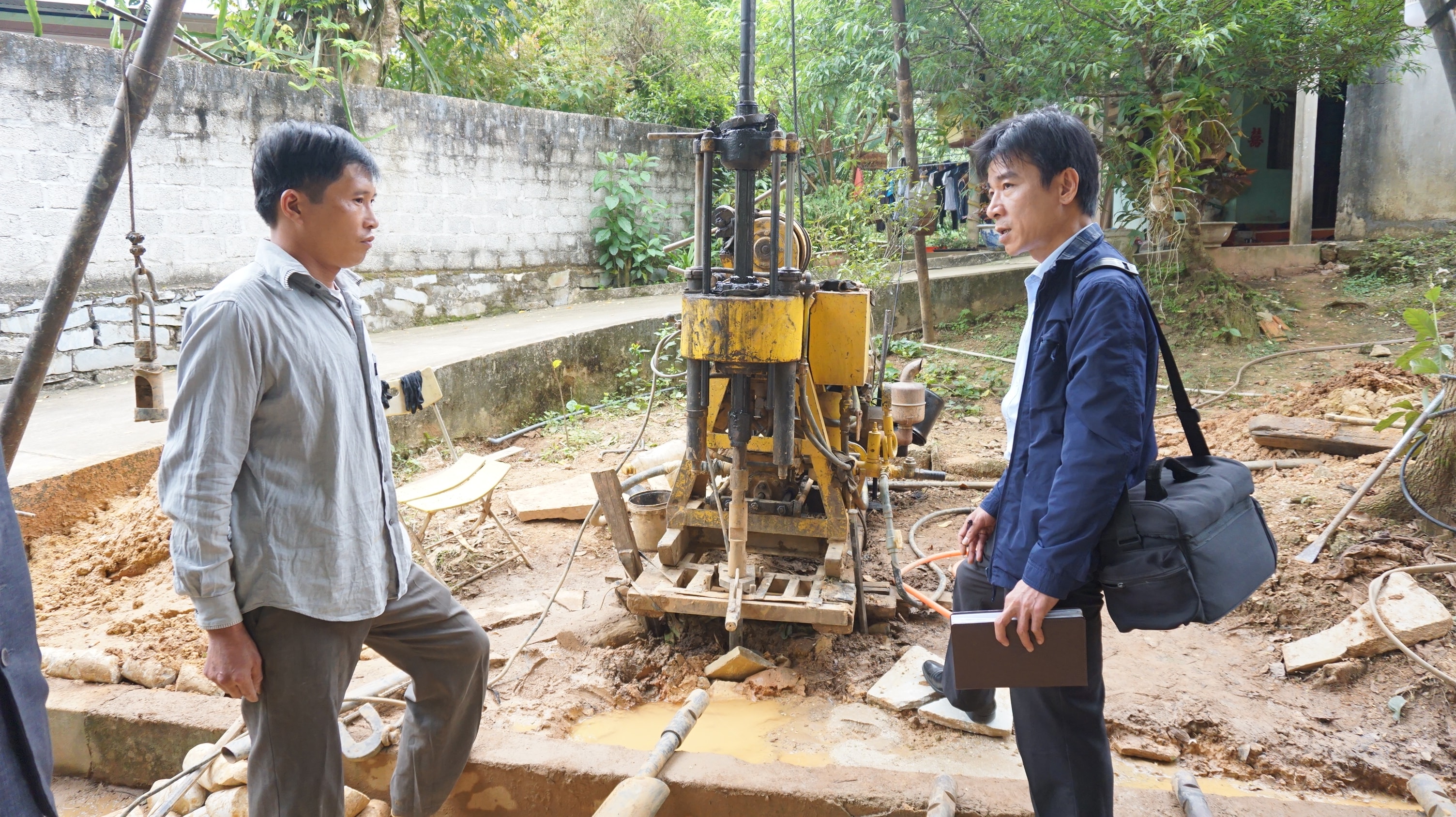 Cũng ở khối Tây Hồ, có nhiều nhà lấy nước sinh hoạt từ nguồn nước mưa; có nhà thì mua máy lọc nước; nhưng có không ít nhà đã bỏ tiền thuê thợ khoan giếng. Như với gia đình anh Âu Đăng Sơn - Thôn đội trưởng khối Tây Hồ (trong ảnh) đã phải bỏ 13 triệu đồng thuê thợ khoan giếng hơn một tuần mà vẫn chưa xong. Ảnh Ngô Kiên