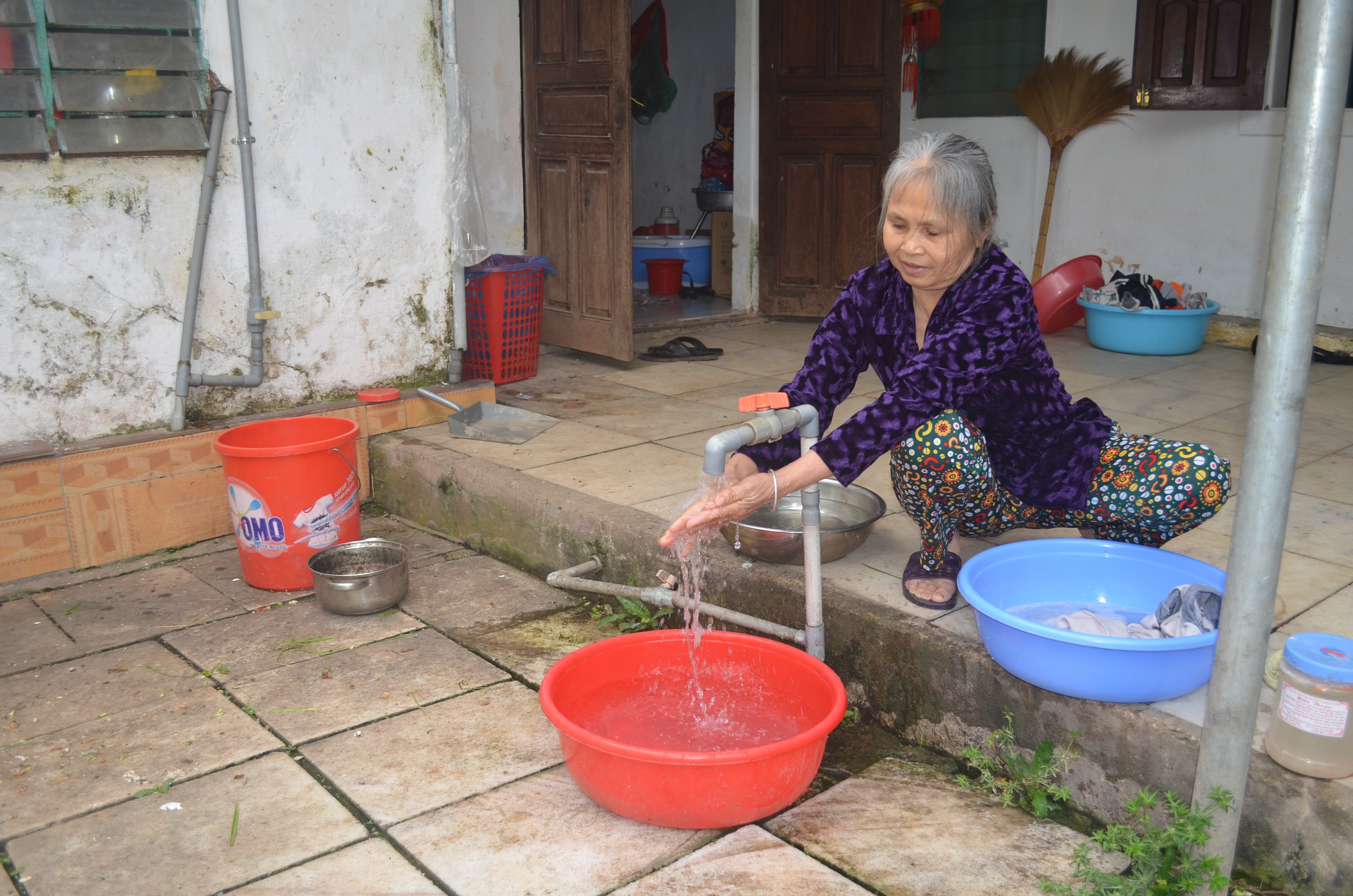 Từ năm 2001, thị trấn Quỳ Hợp đã có trạm cấp nước sinh hoạt. Vậy nhưng ở thời điểm hiện tại, không ít hộ dân đã không còn sử dụng nguồn nước này để ăn uống mà chỉ phục vụ cho việc tắm giặt. Trong ảnh là một hộ dân ở TT Quỳ Hợp sử dụng nước máy để giặt giũ, rửa ráy. Ảnh Nhật Lân