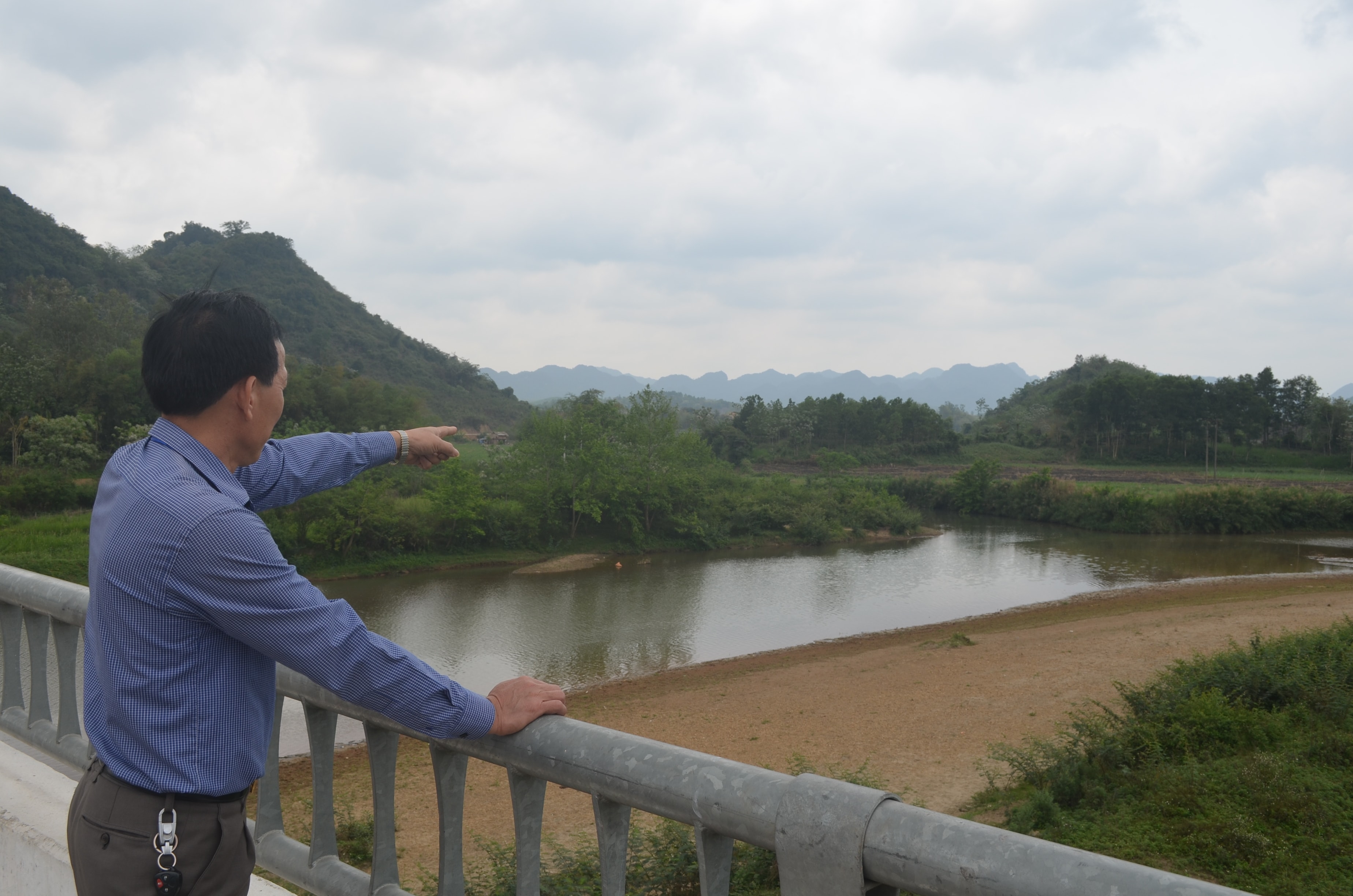 à những vấn đề này đang được Huyện ủy, UBND huyện quan tâm tìm hướng xử lý. Huyện Quỳ Hợp cũng đã lựa chọn nguồn nước dẫn từ vùng Nam Sơn, Bắc Sơn về sông Dinh để thay thế nước nguồn nước hiện tại. Tuy nhiên, hiện nay đang phụ thuộc vào đơn vị cấp nước nên nhiều hộ gia đình ở thị trấn đành phải tạo nguồn nước sinh hoạt riêng cho mình. Trong ảnh là vị trí nguồn nước mới đã được lựa chọn, nơi khe Nậm Chọng hợp với Sông Dinh, dưới chân cầu Châu Đình, cách thị trấn Quỳ Hợp chỉ khoảng 2km.