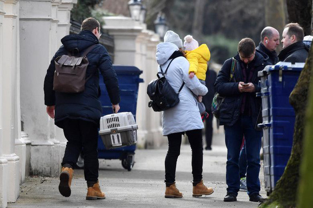 Các nhà ngoại giao Nga cùng gia đình chuyển khỏi đại sứ quán ở London sau lệnh trục xuất của Anh. Ảnh: Reuters
