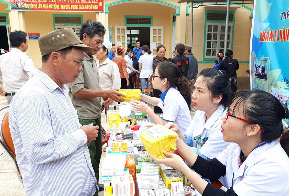 Khám cấp phát thuốc miễn phí cho 120 hộ nghèo tại xã Nghĩa Lạc. Ảnh: Minh Thái